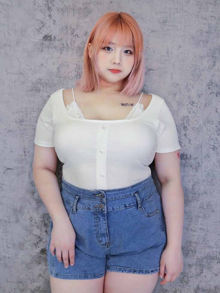 假兩件蕾絲拼接排釦上衣