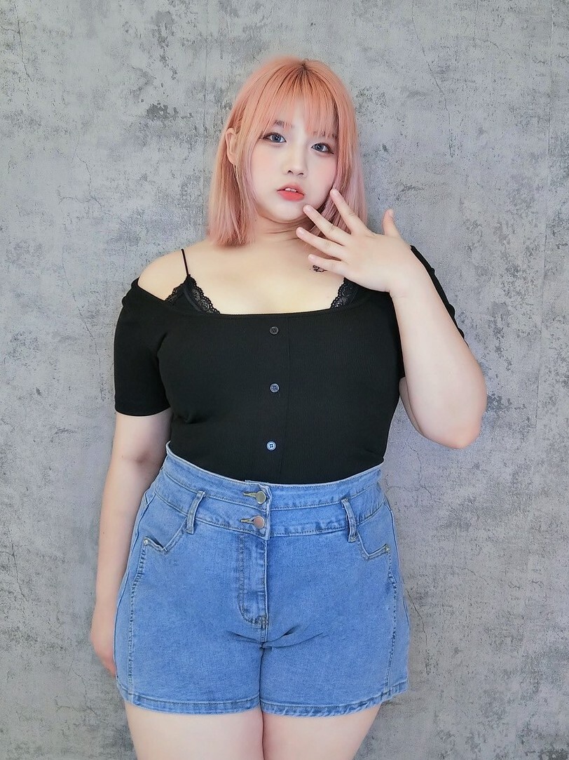 假兩件蕾絲拼接排釦上衣