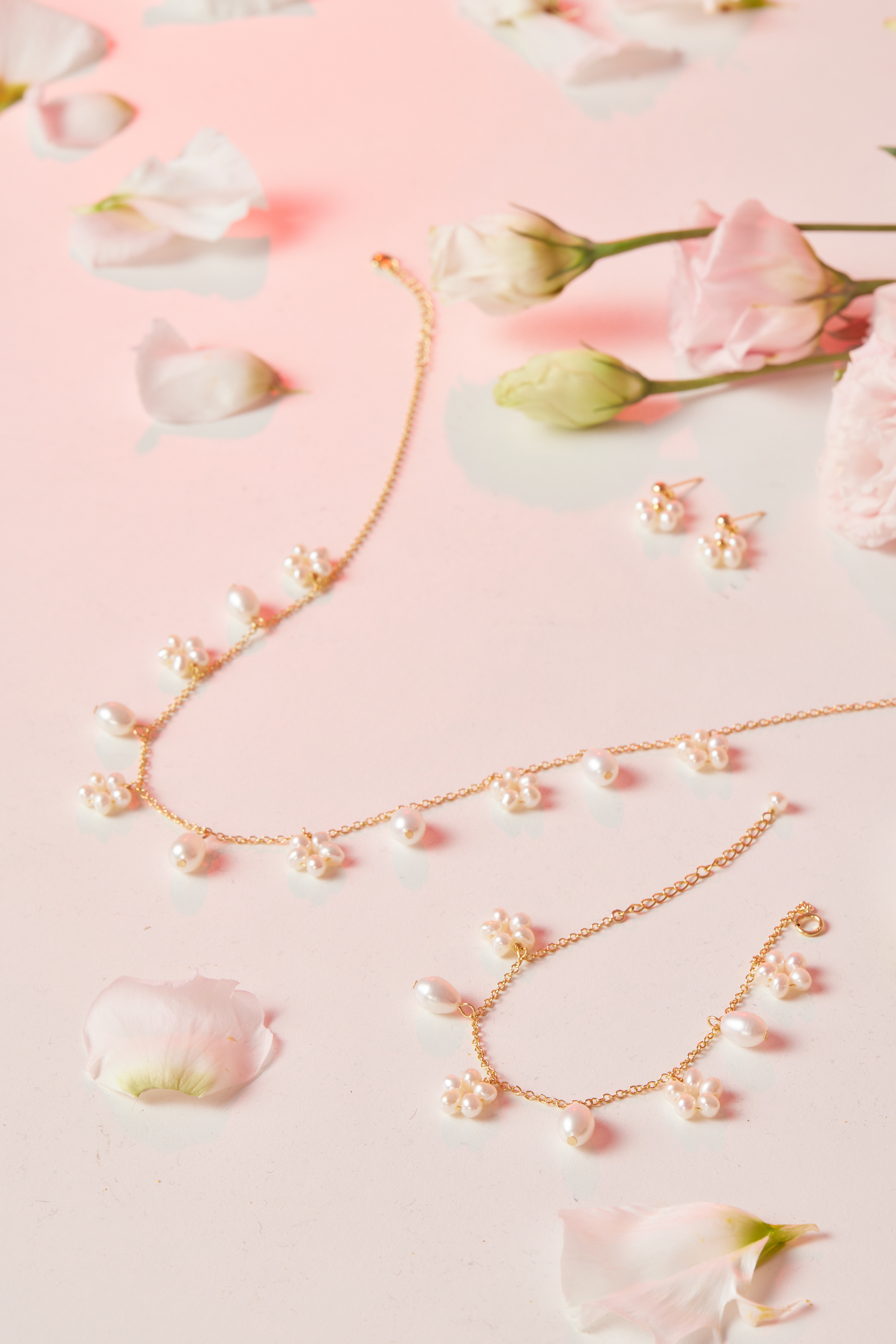 套組與鮮花平鋪擺拍，呈現柔和優雅的氛圍感