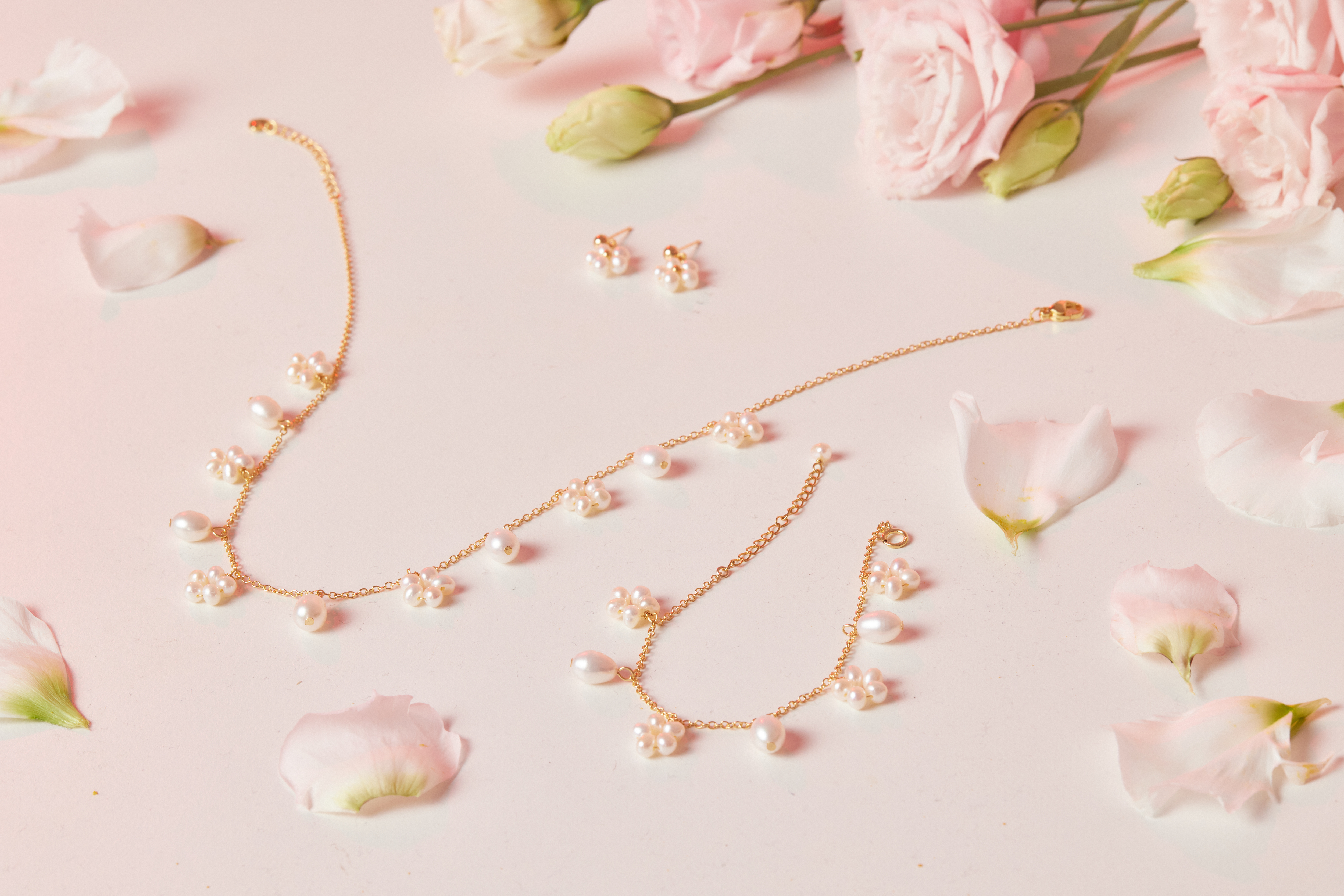 14kgf 小花珍珠飾品與玫瑰花一同拍攝，營造浪漫氛圍