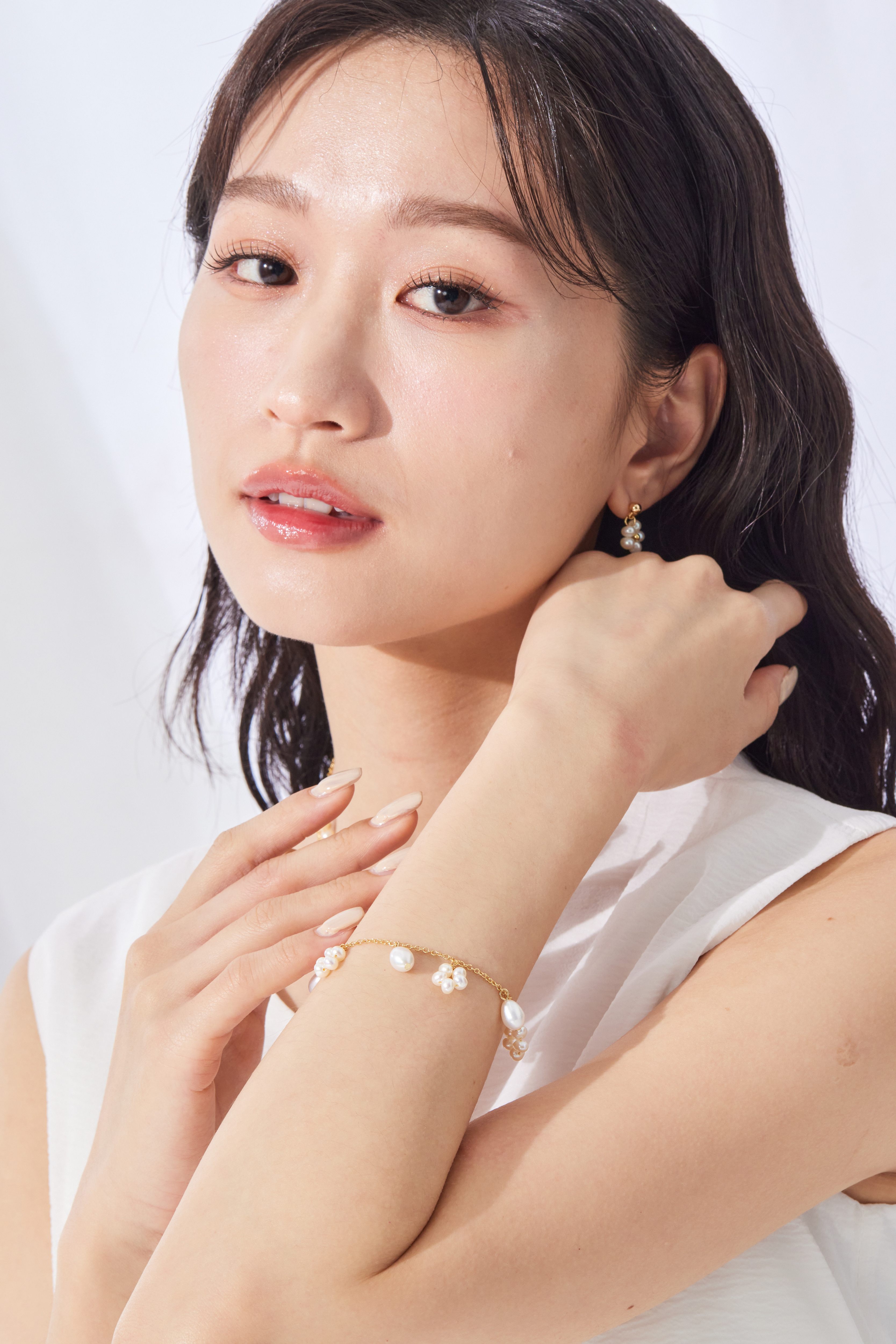 模特手部自然放置，手鍊搭配氣質穿搭