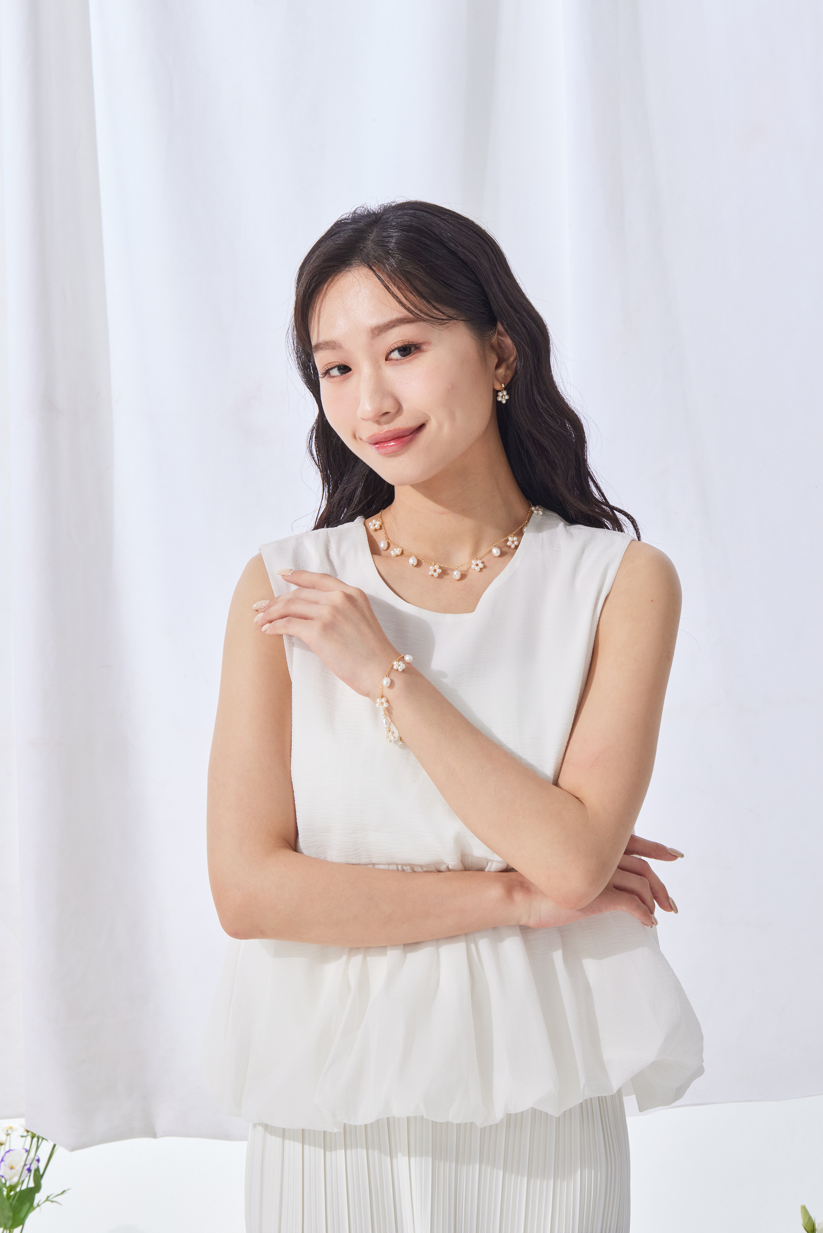 模特佩戴完整三件套組，展現整體搭配效果