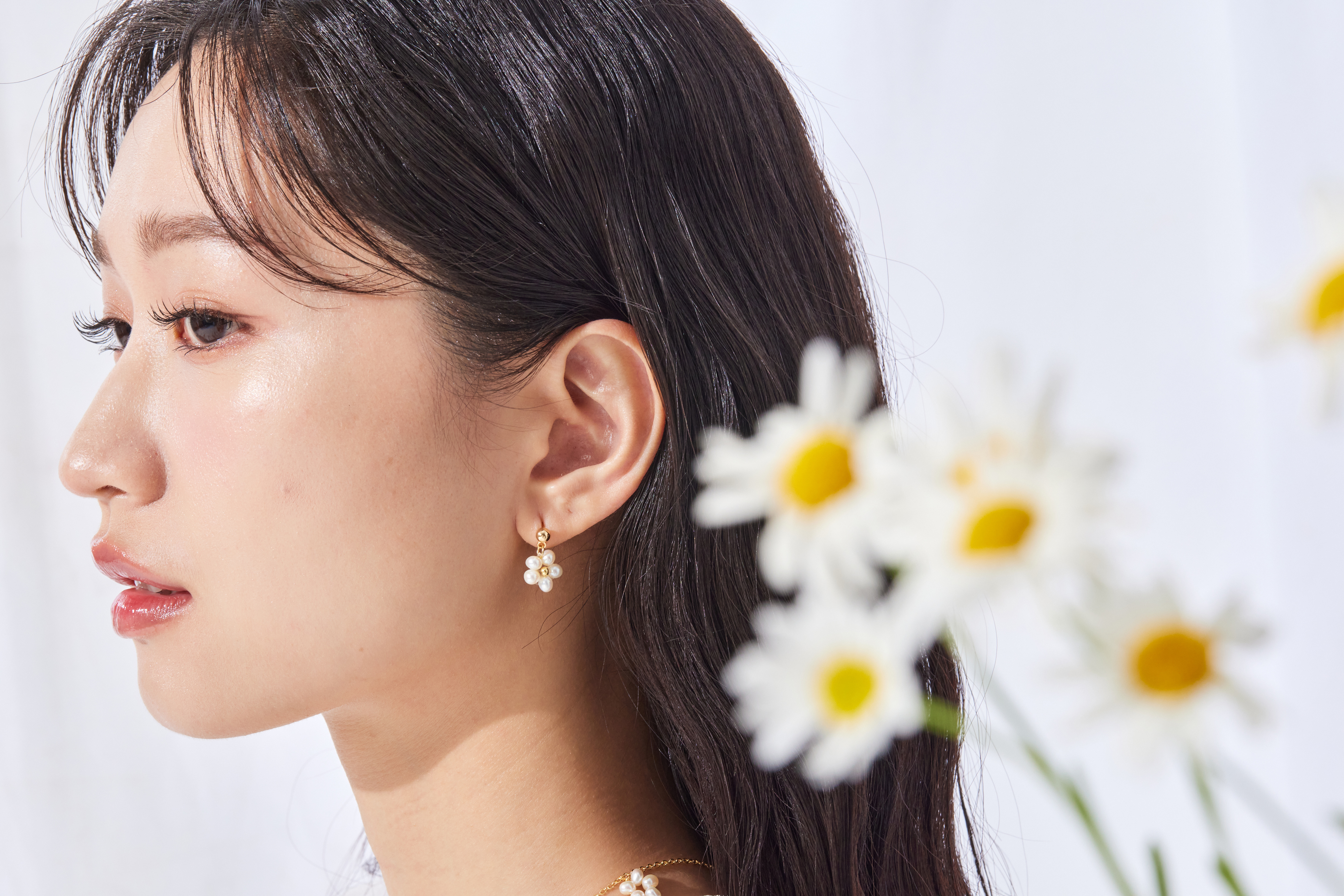 模特側臉與耳環近拍，展示配戴比例與質感