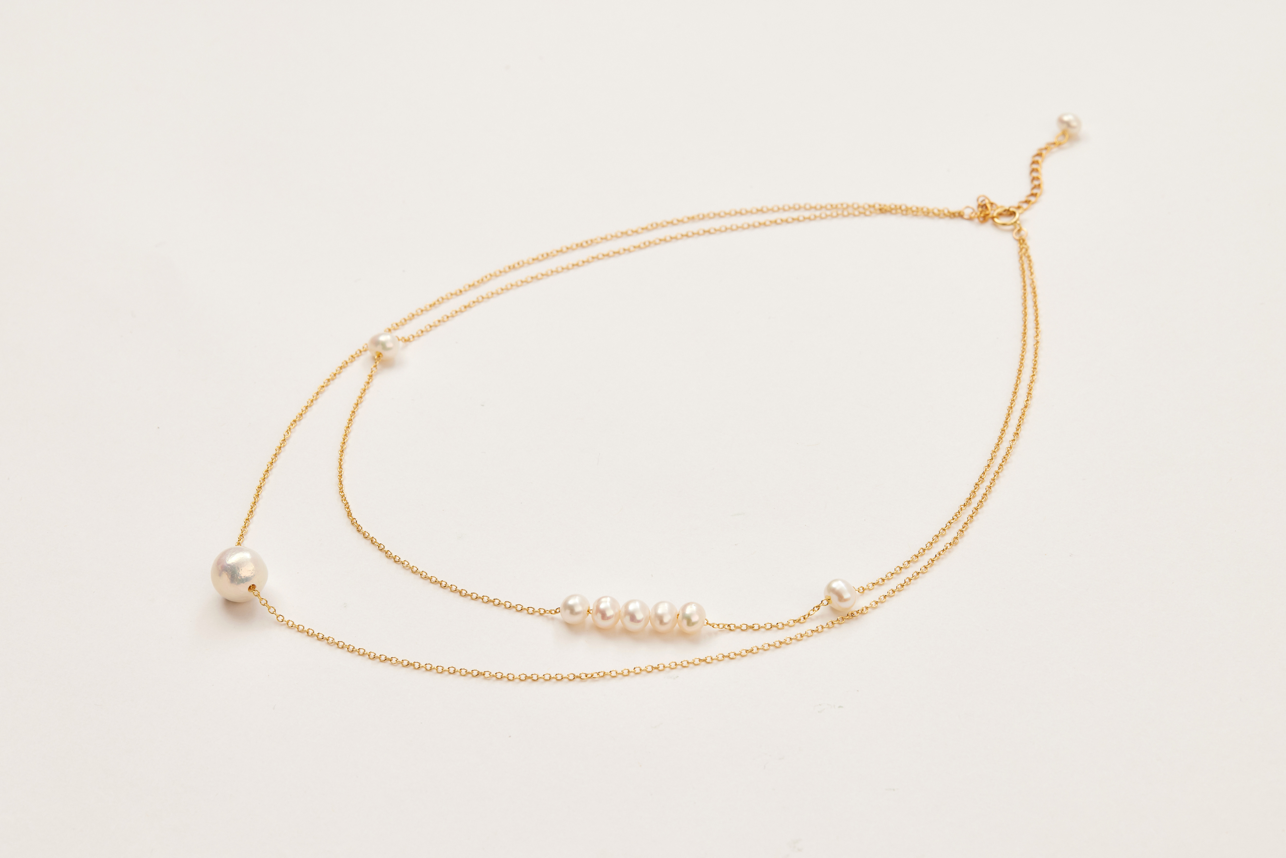 14kgf 雙鍊淡水珍珠項鍊平放擺拍，展現雙層設計與自然珍珠光澤