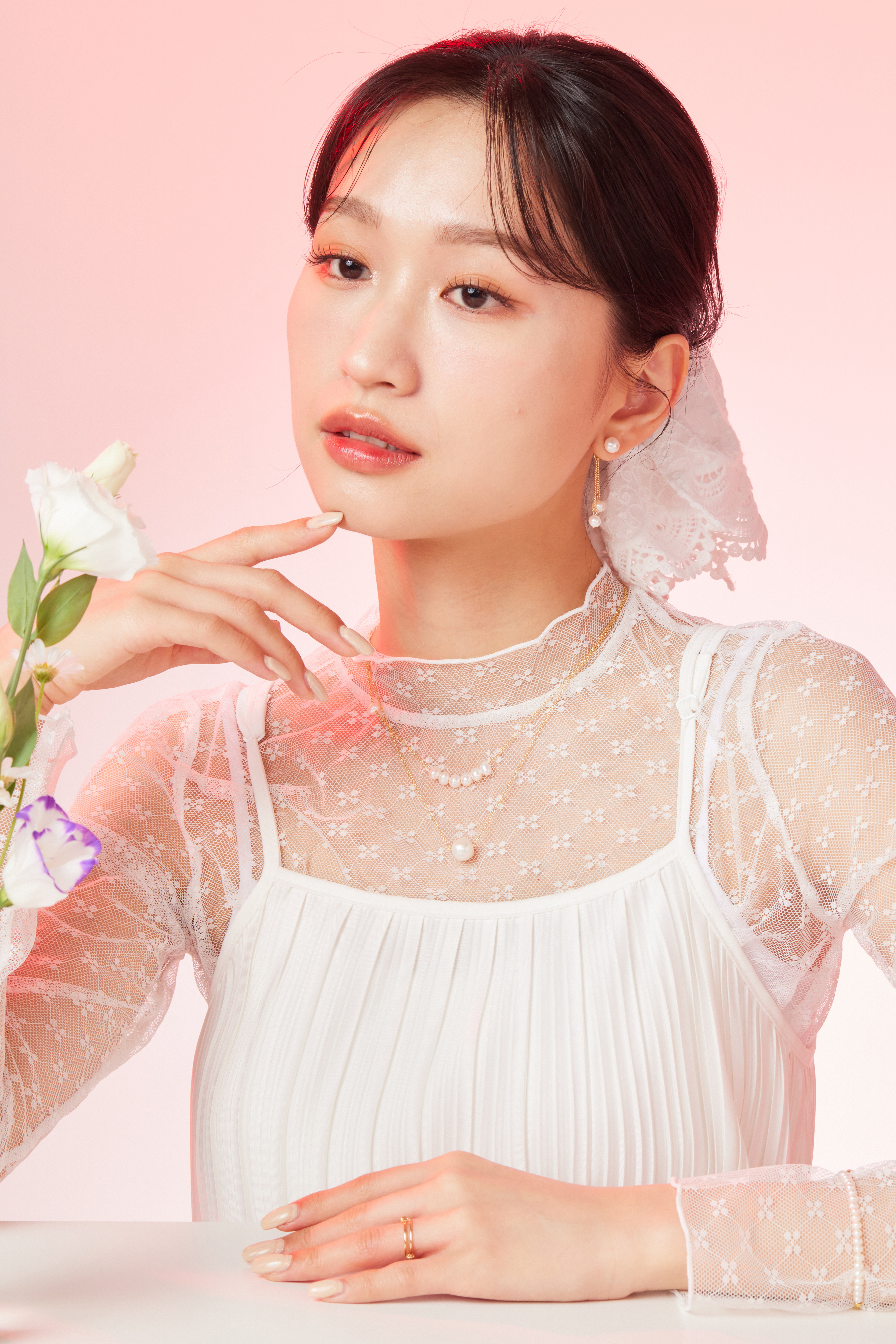 模特搭配蕾絲造型，項鍊為整體穿搭增添細節