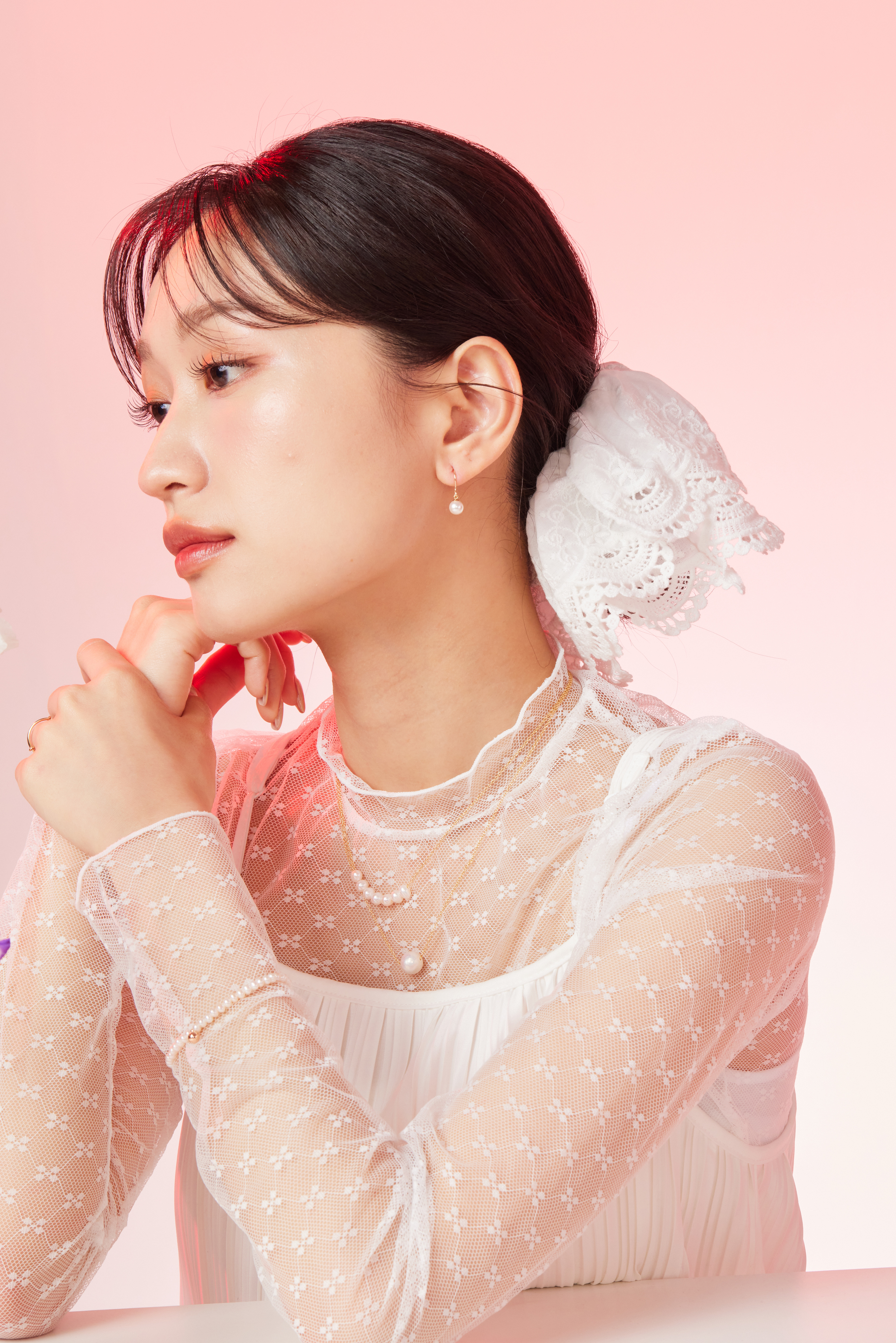 模特穿戴雙鍊珍珠項鍊，展現自然垂墜感與層次線條