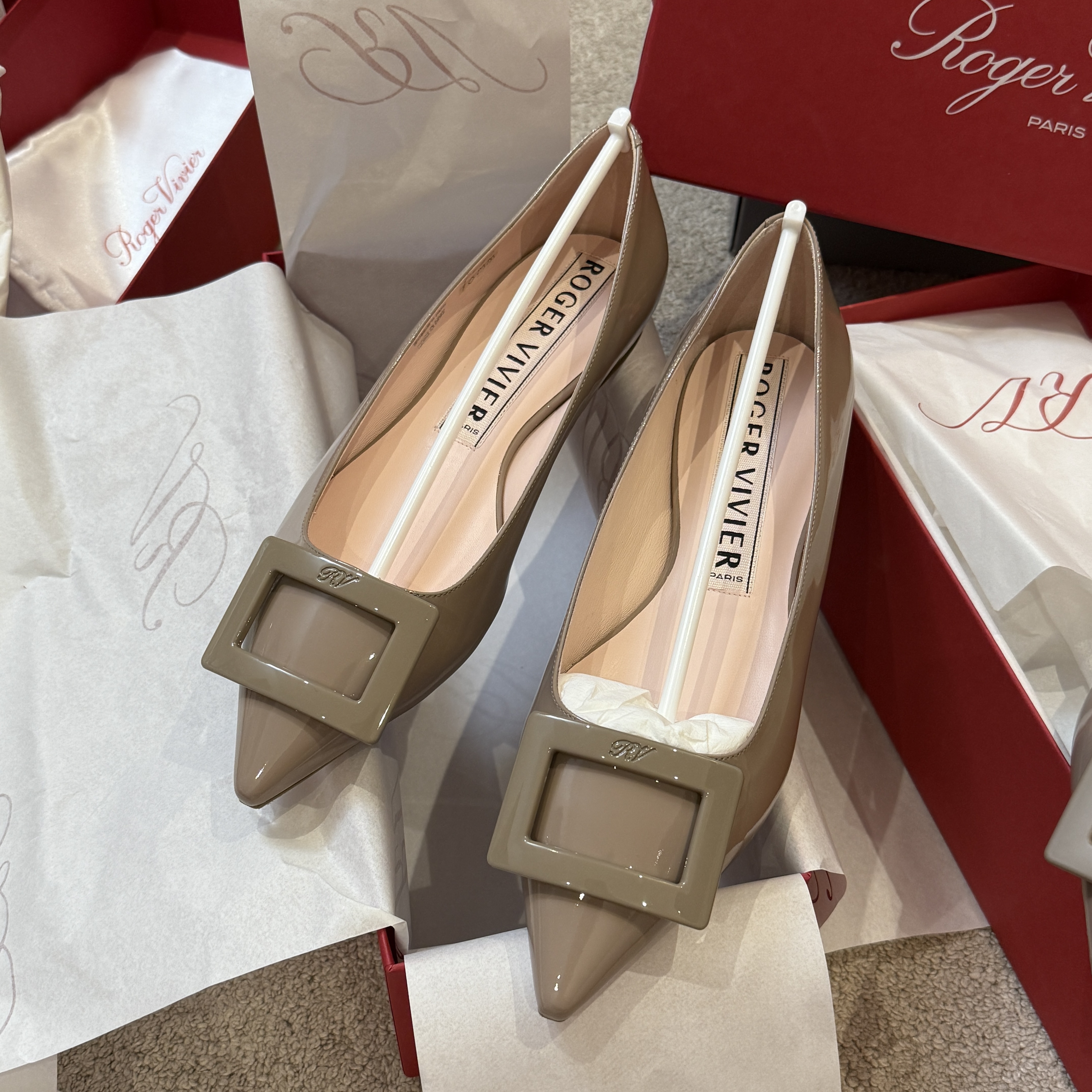 Roger Vivier gommettine ball flats grey