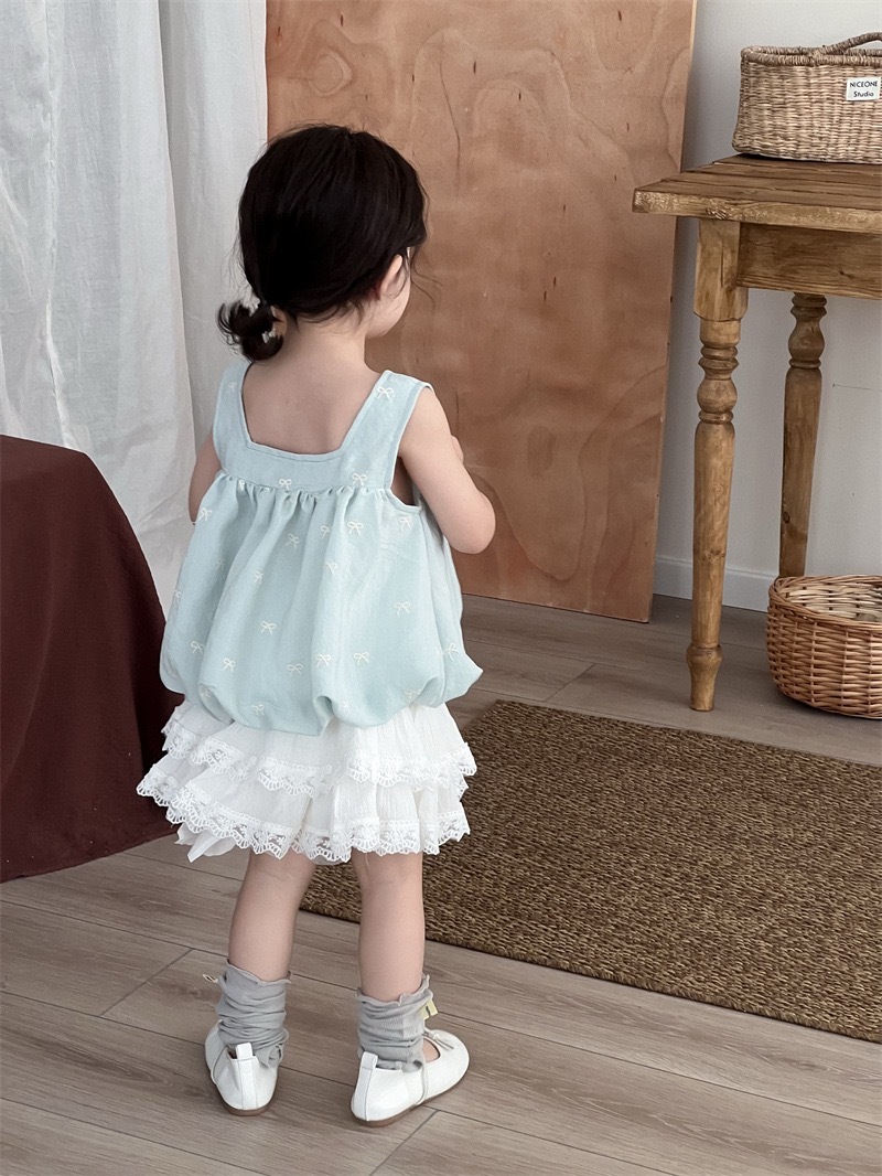 刺繡蝴蝶結花苞上衣