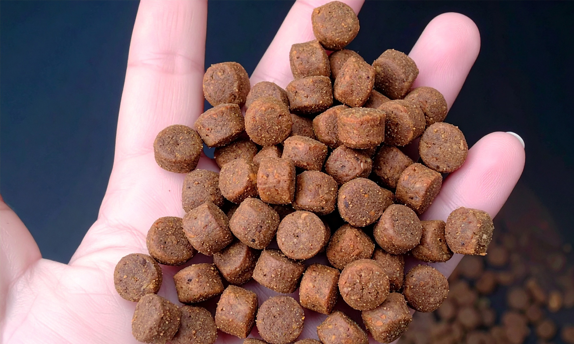 即使是最優質的人工飼料，在製作過程中也存在無法避免的限制