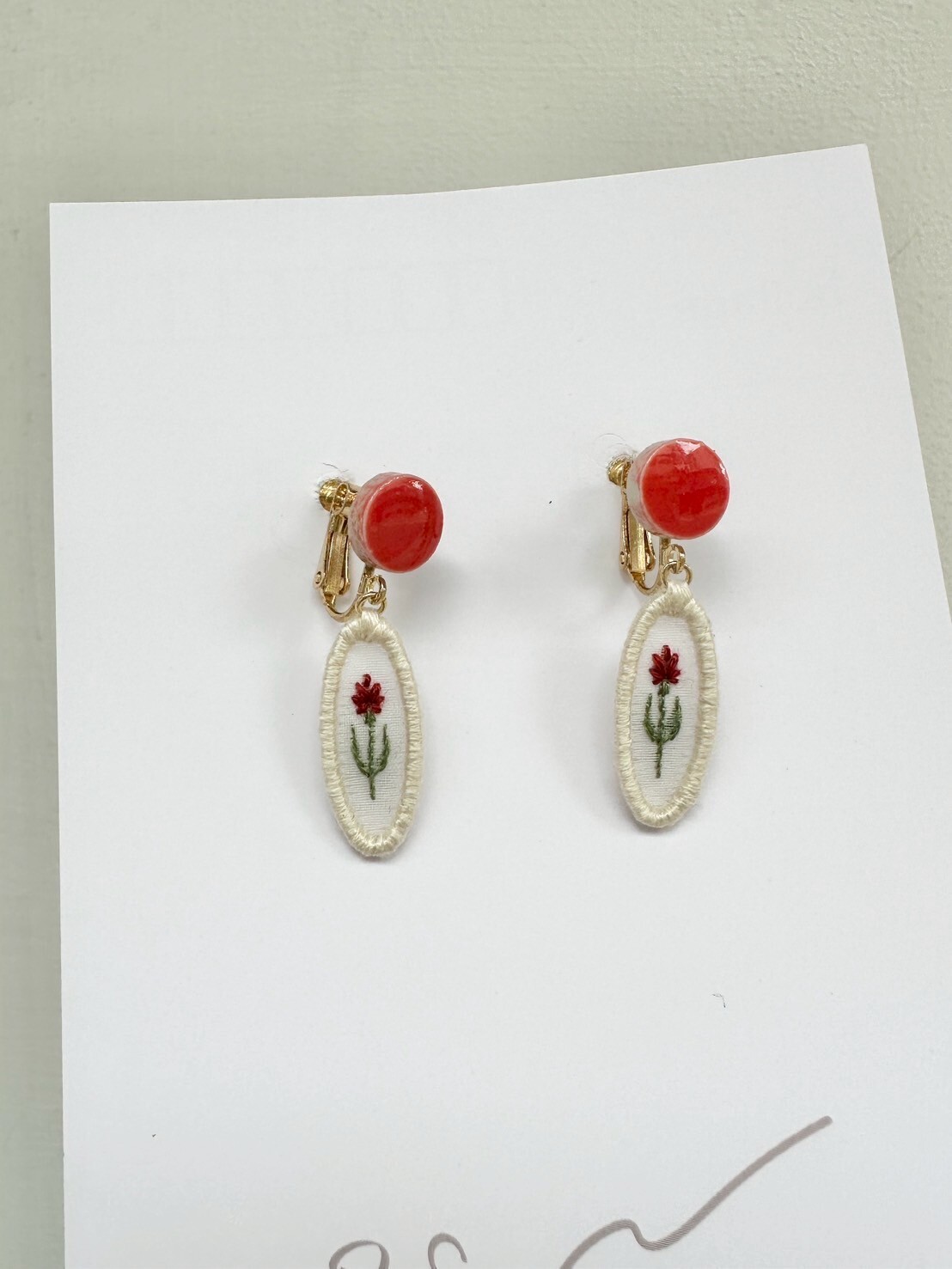 [scllage] P.S.系列 - 刺繡耳夾 | 康乃馨 | M | NO.101