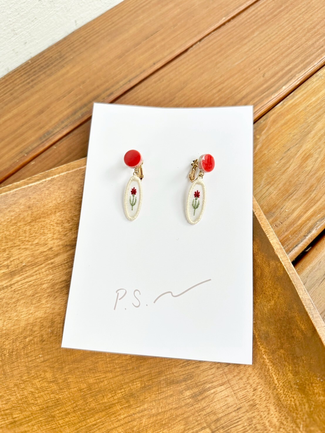 [scllage] P.S.系列 - 刺繡耳夾 | 康乃馨 | M | NO.101