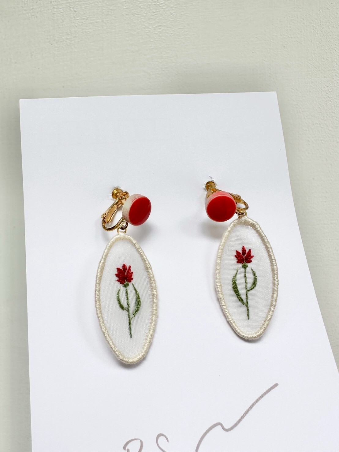 [scllage] P.S.系列 - 刺繡耳夾 | 康乃馨 | L | NO.102