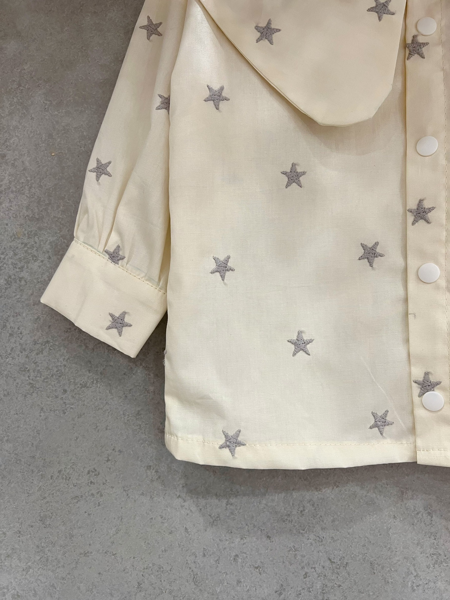 白底刺繡小星星 尖領襯衫 (100)