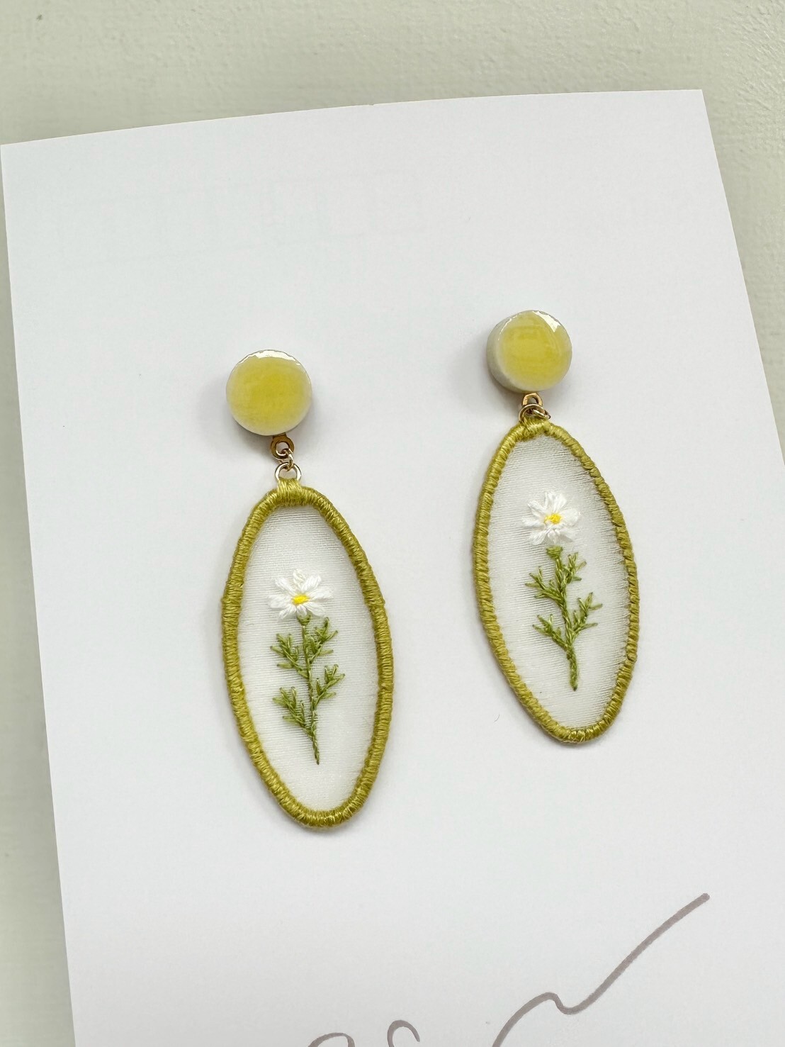 [scllage] P.S.系列 - 刺繡耳針 | 瑪格麗特菊 | L | NO.105