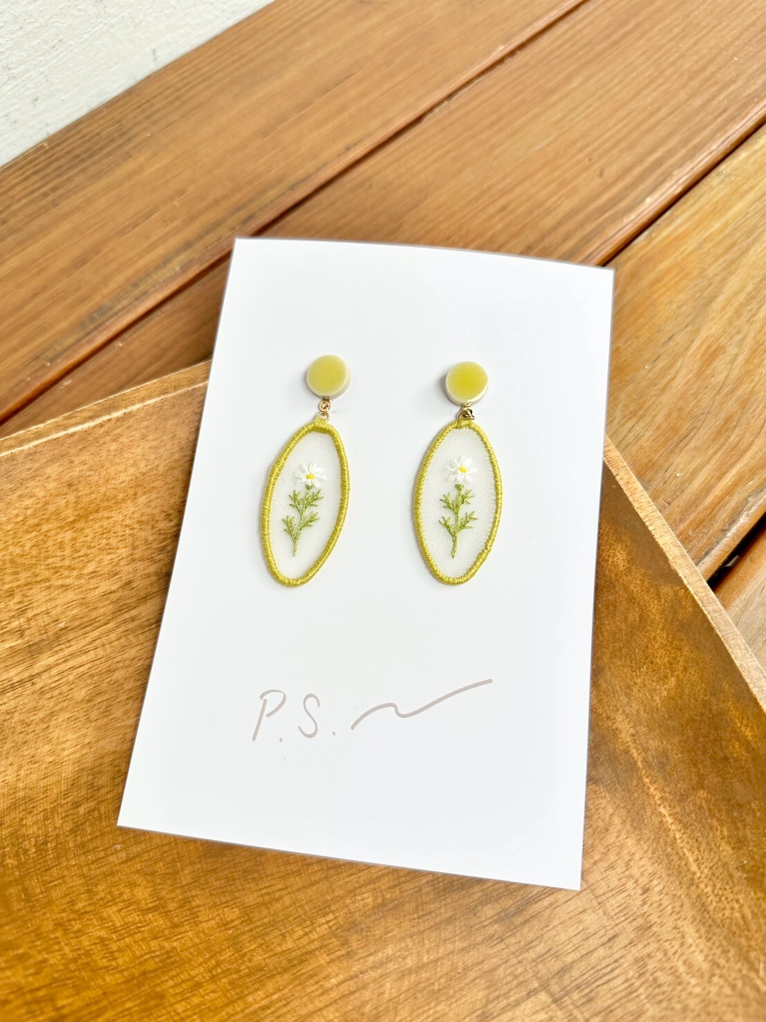 [scllage] P.S.系列 - 刺繡耳針 | 瑪格麗特菊 | L | NO.105