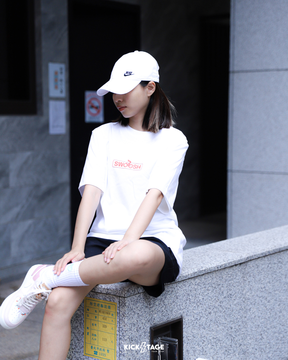 男女款 NIKE SPORTSWEAR 黑 白 印花 單車 地球 純棉 運動 休閒 短T【HJ0731】