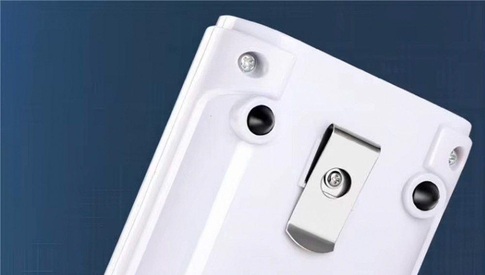 背後鋼夾與軟膠充電口，兼顧防滑與耐用