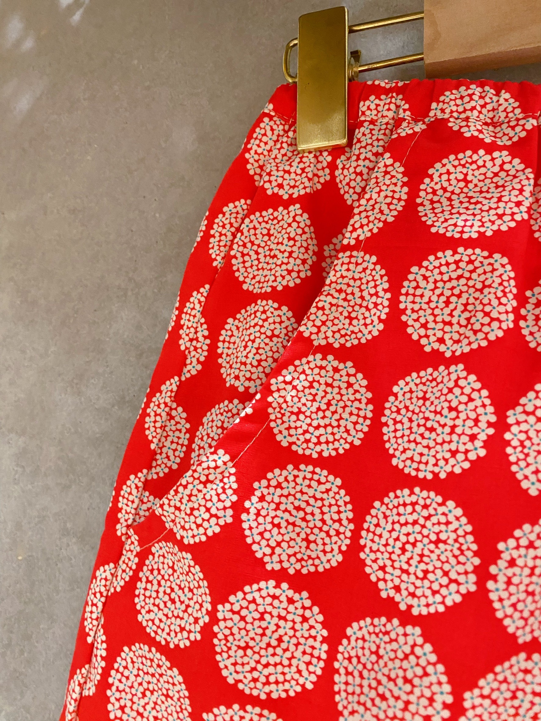 紅底繡球花 口袋短褲 (110)