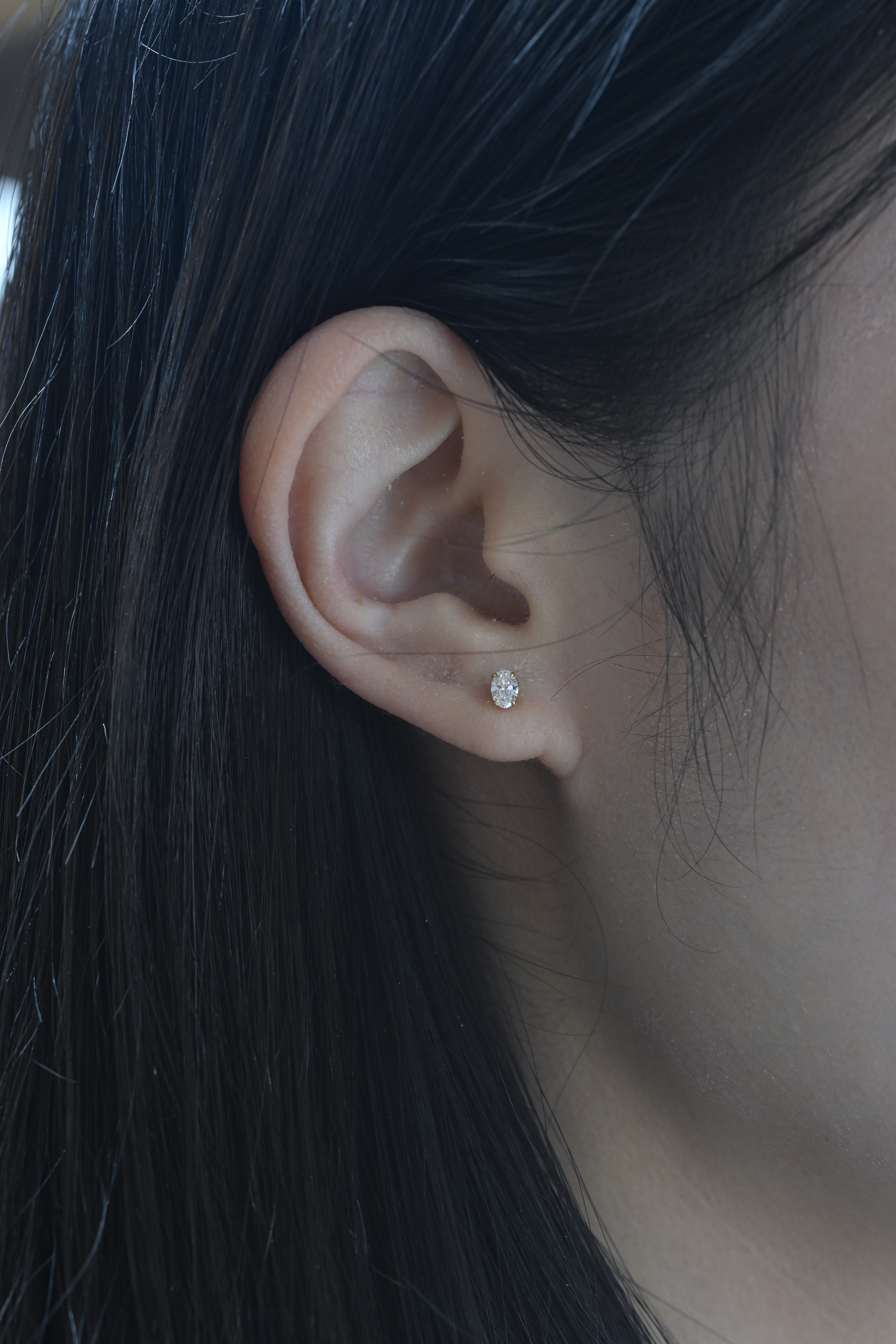 18K 0.20ct Oval Diamond Earring