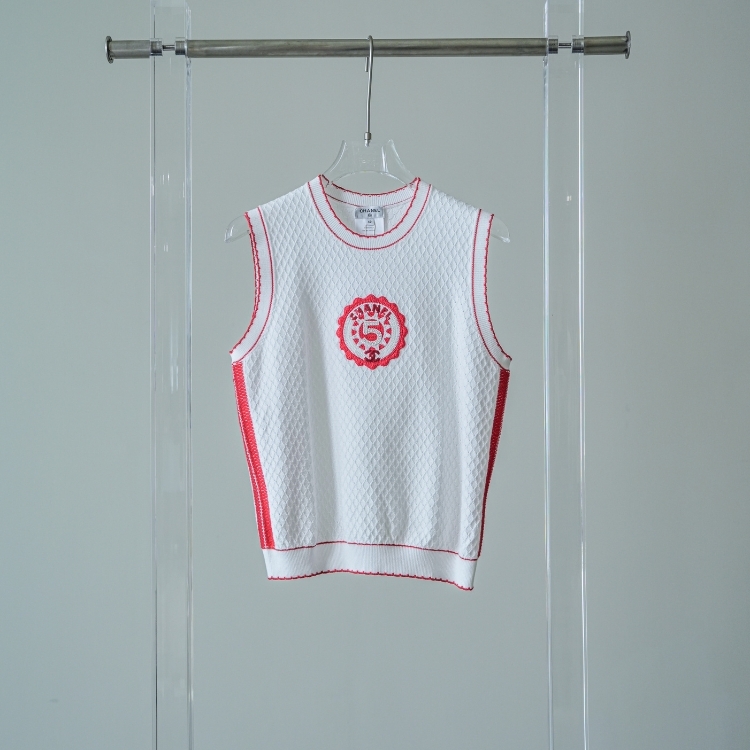 Chanel 無袖白色背心正中間有紅色小太陽 40號