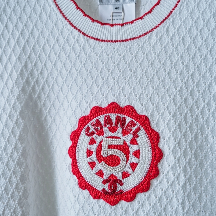 Chanel 無袖白色背心正中間有紅色小太陽 40號