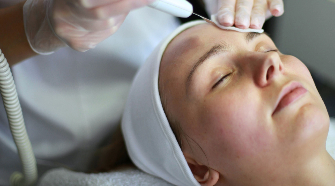 醫美療程也是許多人選擇的美白方式。然而，各種醫美美白療程的效果有何不同？適合哪些膚況？術後該如何保養？本篇將詳細解析脈衝光、皮秒雷射、美白點滴等熱門美白療程，幫助你選擇最適合自己的醫美方案！