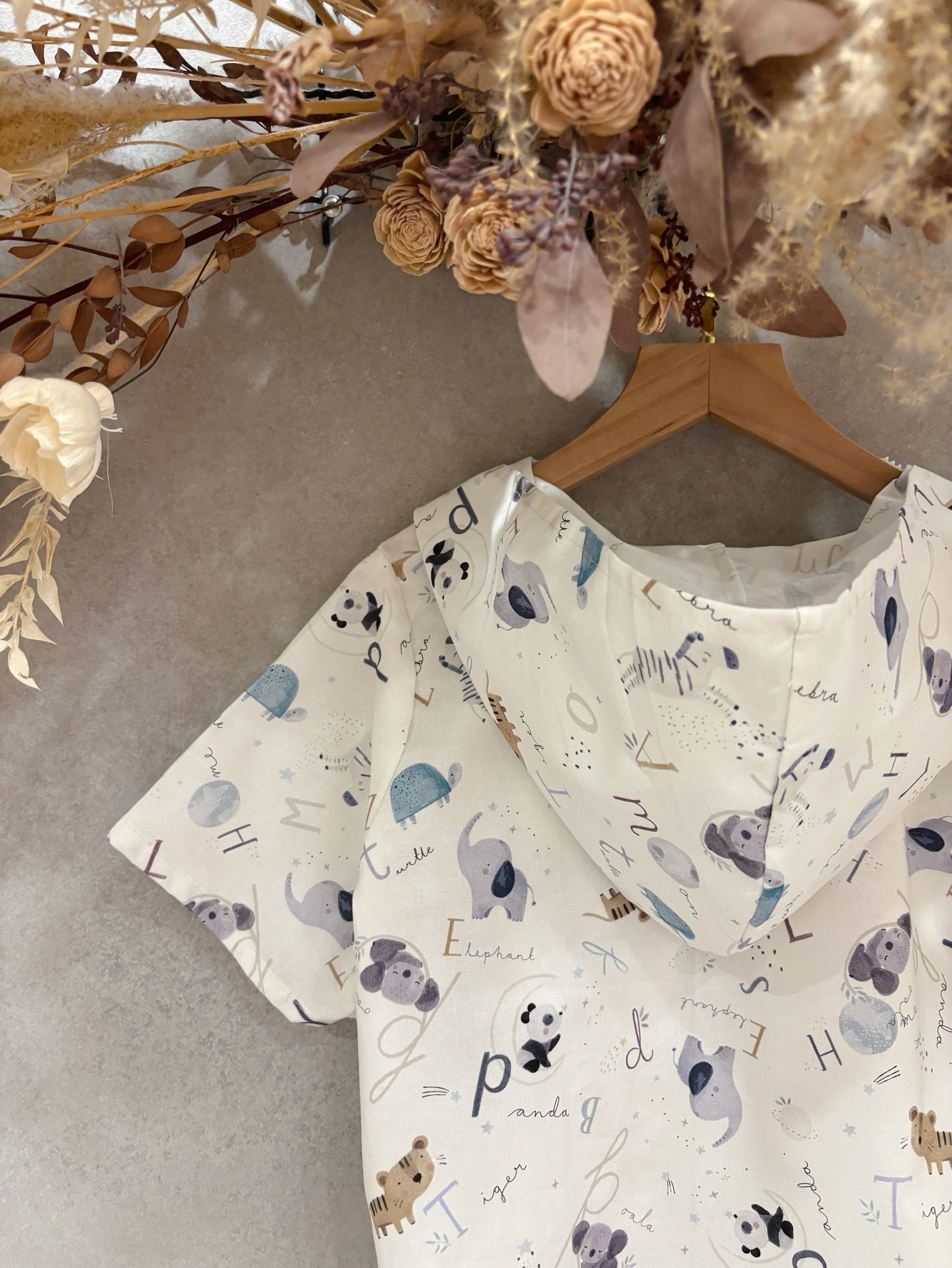 白底字母動物 V領連帽短袖上衣 (140)