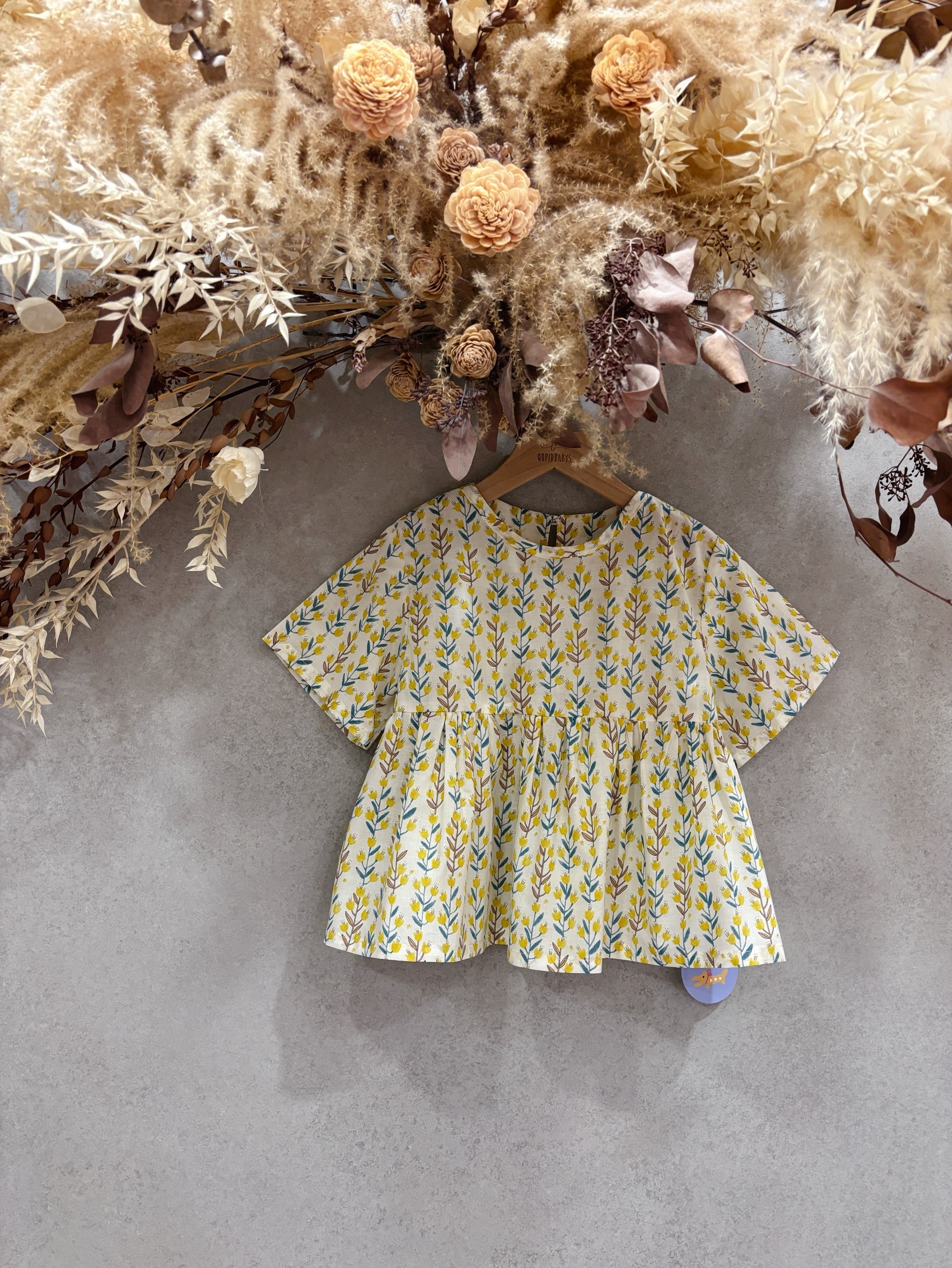 小黃花 裙擺搖搖短袖上衣 (110)