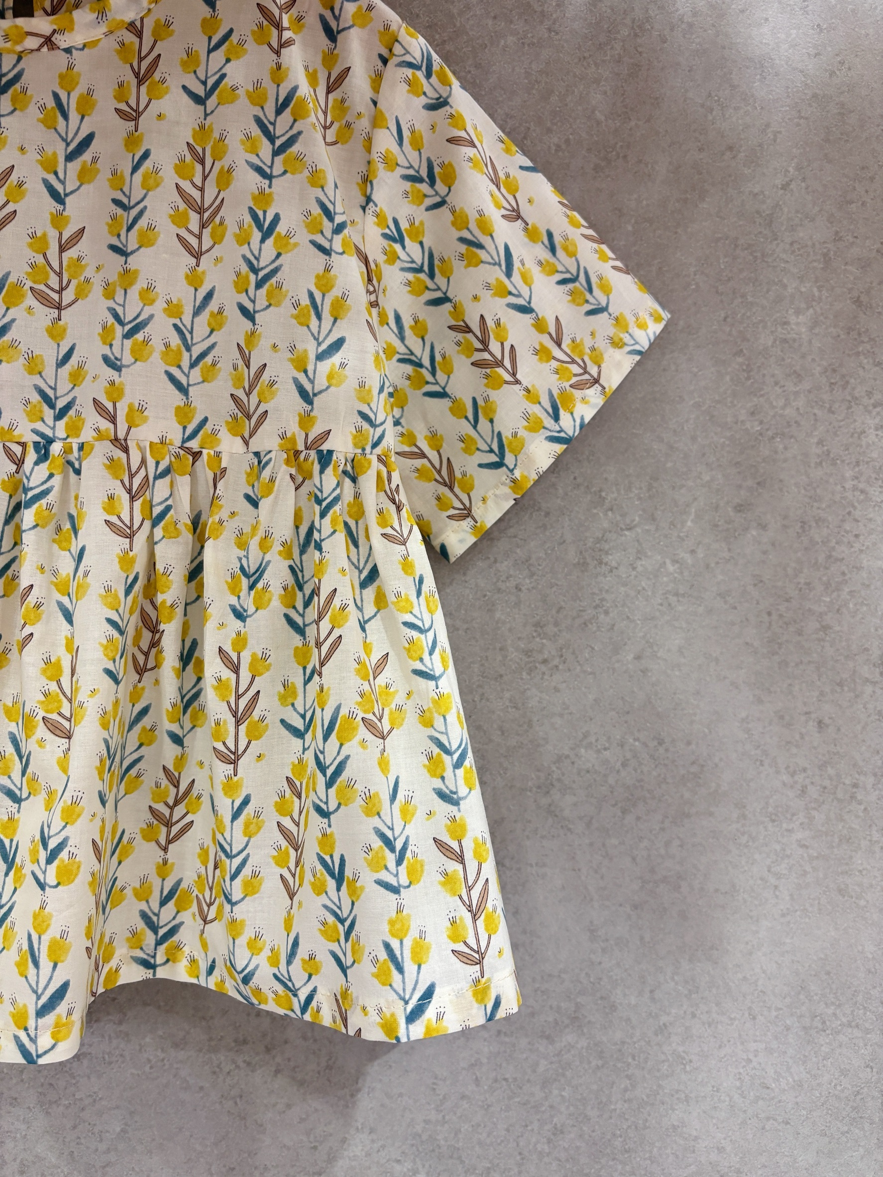 小黃花 裙擺搖搖短袖上衣 (110)