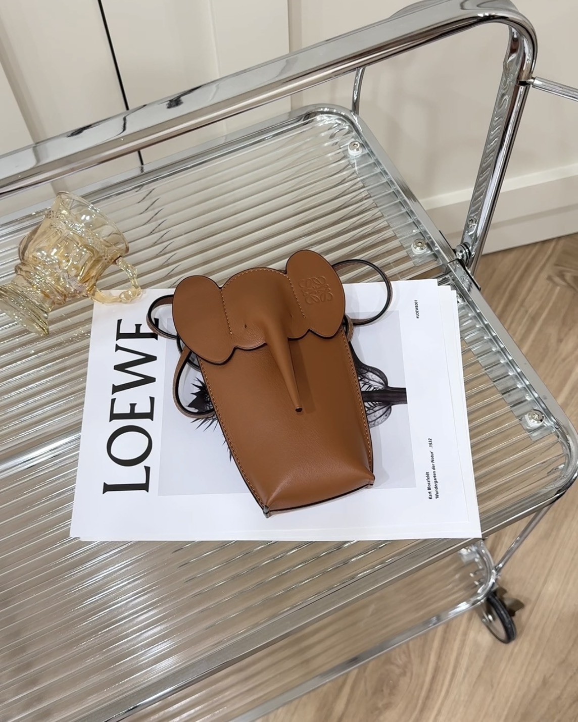LOEWE｜皮革大象斜背包 棕色