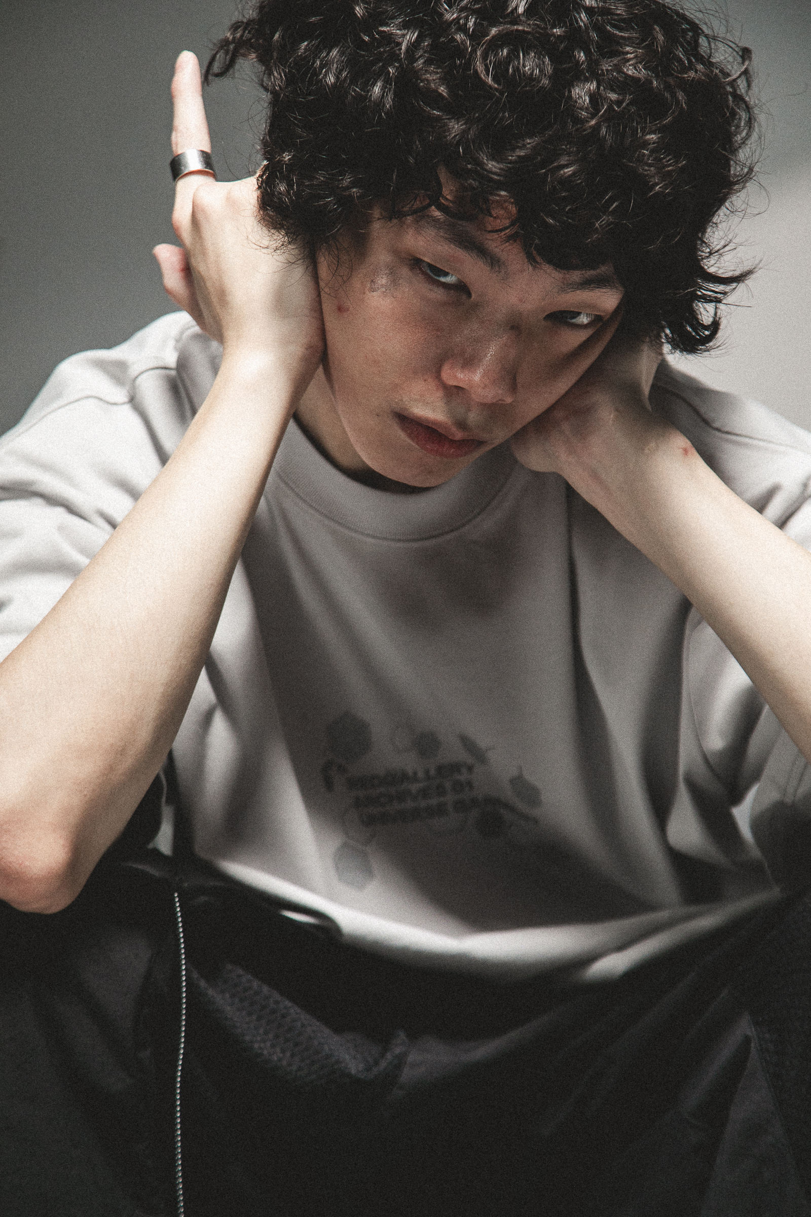 SATIVA 2025 S/S FR-02 Arrangement 巢狀結構 印花 上衣 短袖 黑 淺灰