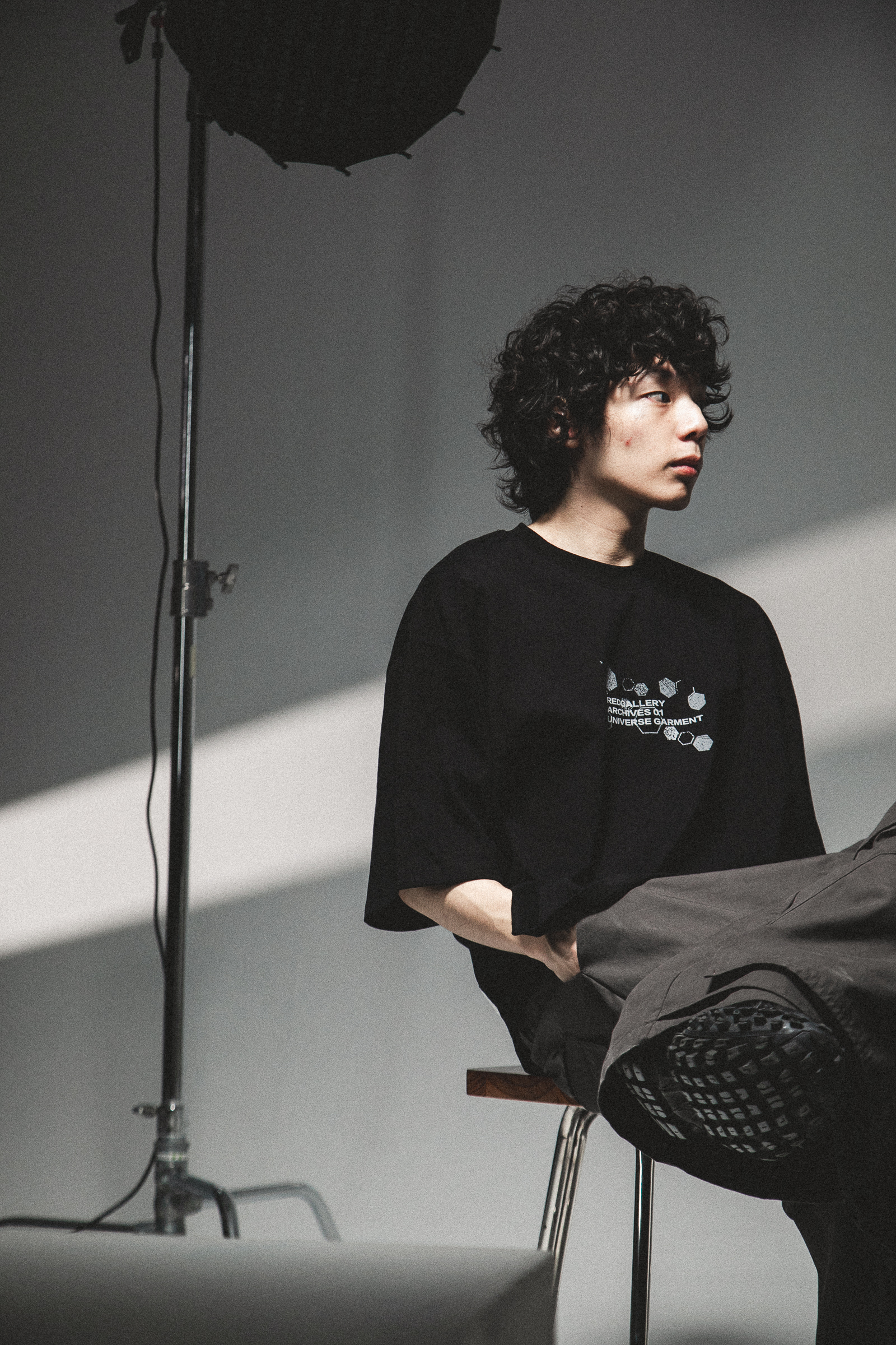 SATIVA 2025 S/S FR-02 Arrangement 巢狀結構 印花 上衣 短袖 黑 淺灰