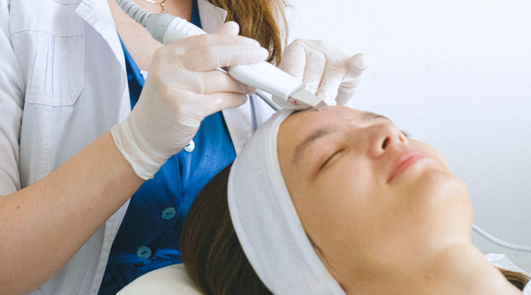 醫美療程後的7到10天是肌膚的關鍵修復期，這段期間的護理方式，扮演非常重要的角色。清潔、保濕、防曬與飲食是醫美術後護理的 4 大核心，若能遵循正確的保養步驟，不僅能幫助肌膚迅速修復，還能讓療程效果更加持久！