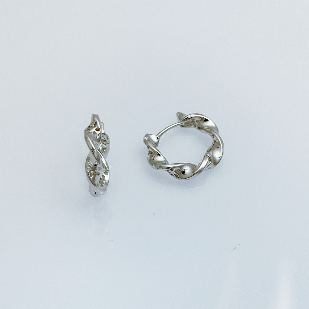 銀色鏤空旋轉耳環