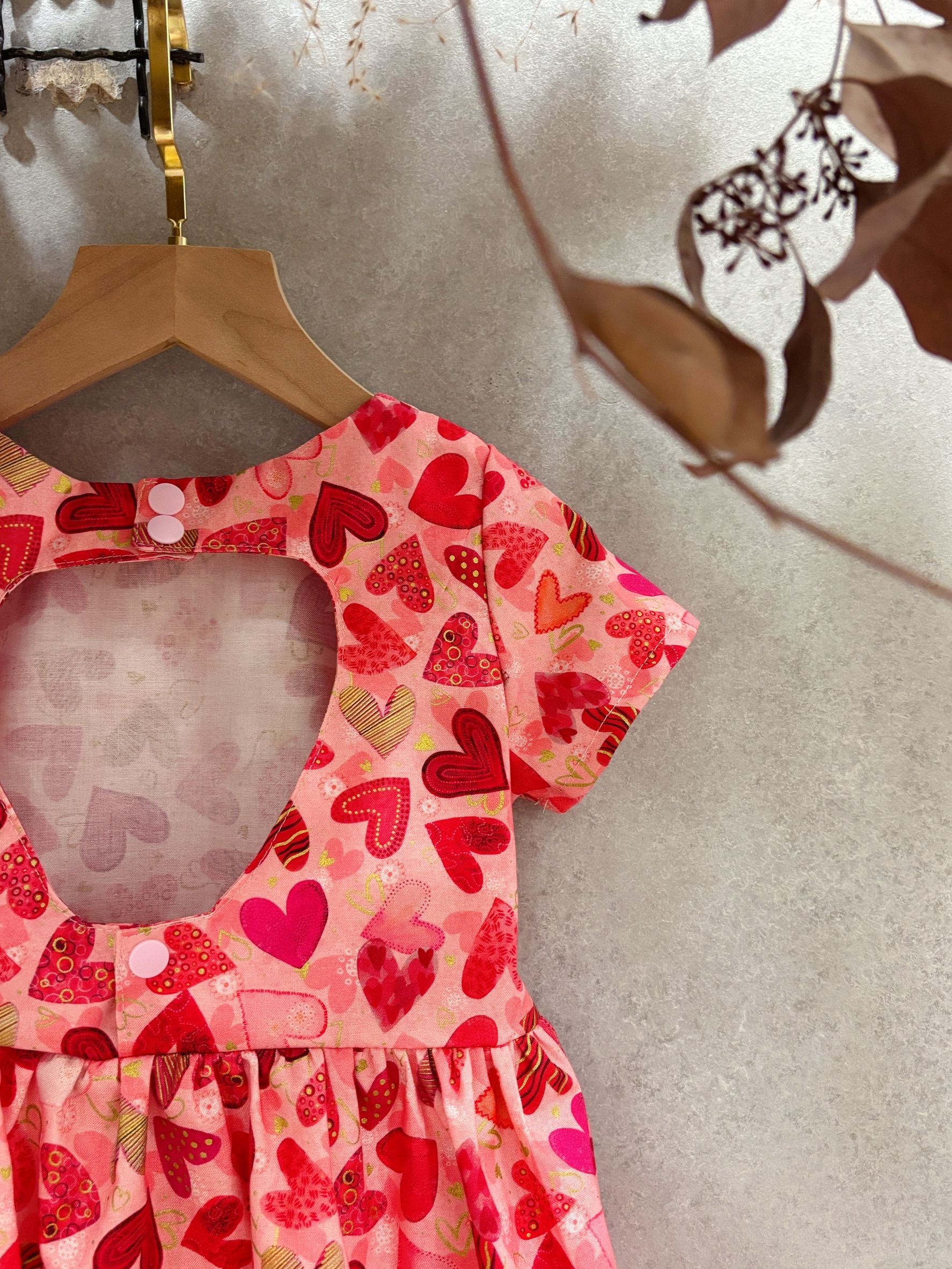 燙金愛心 背愛心鏤空洋裝 (100)