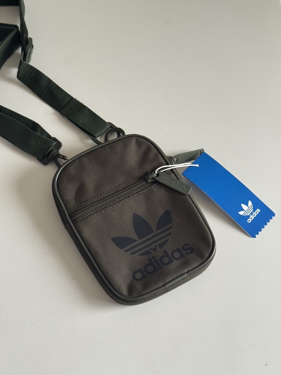 Adidas originals 愛迪達 三葉草 軍綠側背包 小包 DV2407
