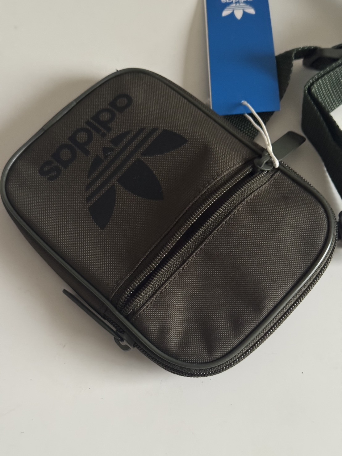 Adidas originals 愛迪達 三葉草 軍綠側背包 小包 DV2407