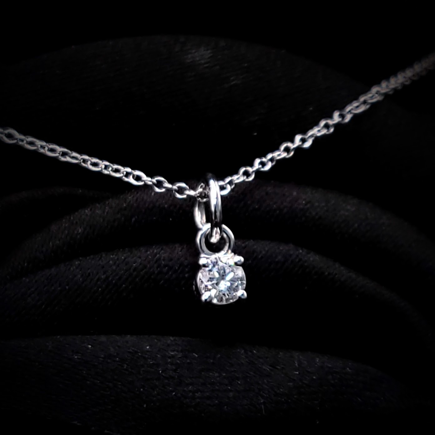18K White Gold 0.09ct Diamond Pendant