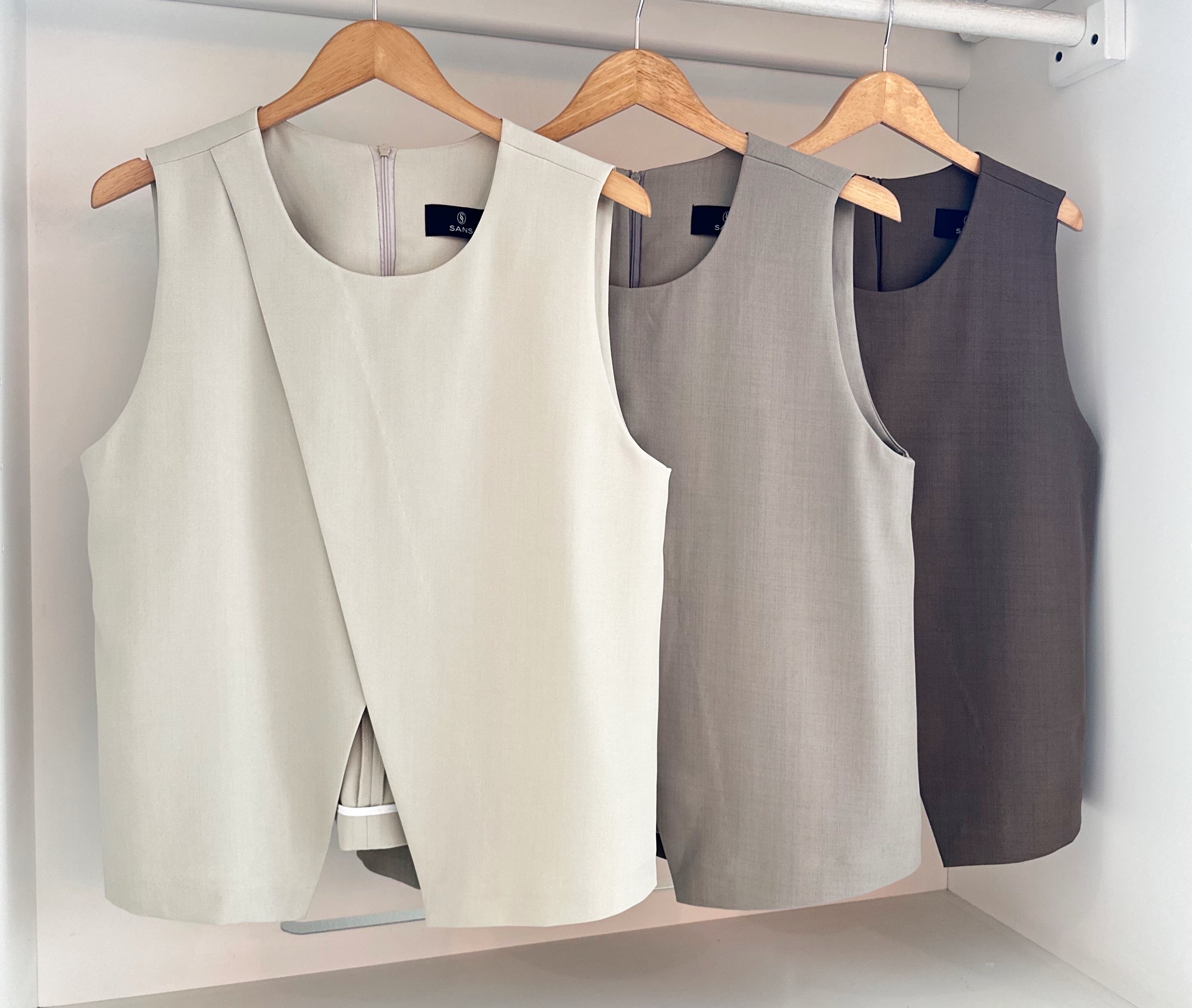 SOLID SLEEVELESS LAYERED BLOUSE