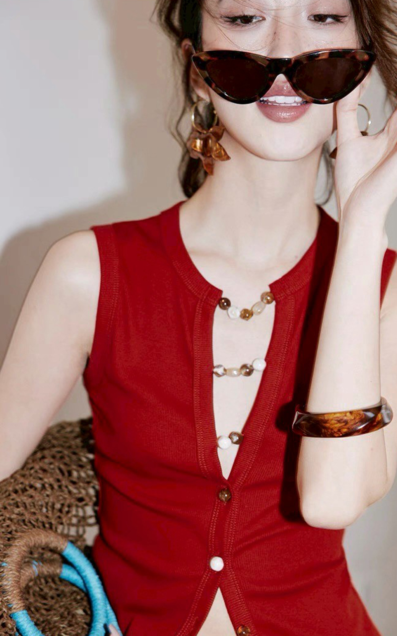 顯白紅球球釦環造型圓領無袖上衣XS-L (Elegant & Love)