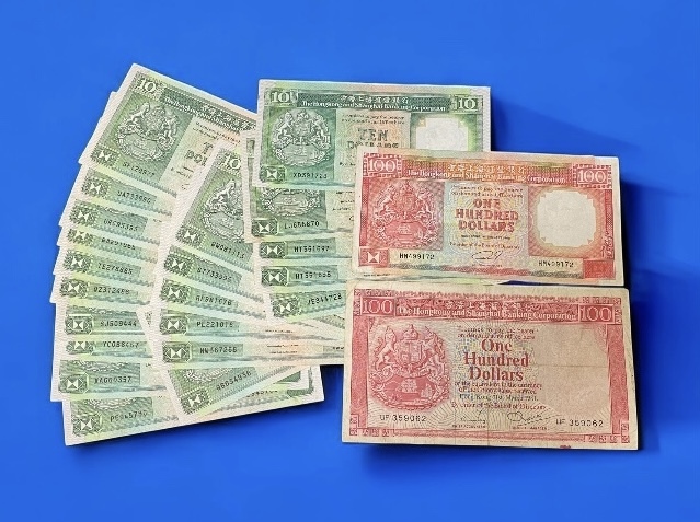1989, 1991 HSBC $100 and 21 pieces of 1989-1992 HSBC $10 (F - EF condition)