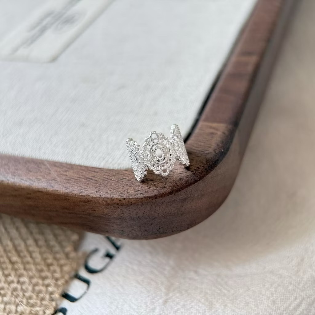 elegant高雅白銀蕾絲鏤空’氛圍耳骨夾/現貨*1