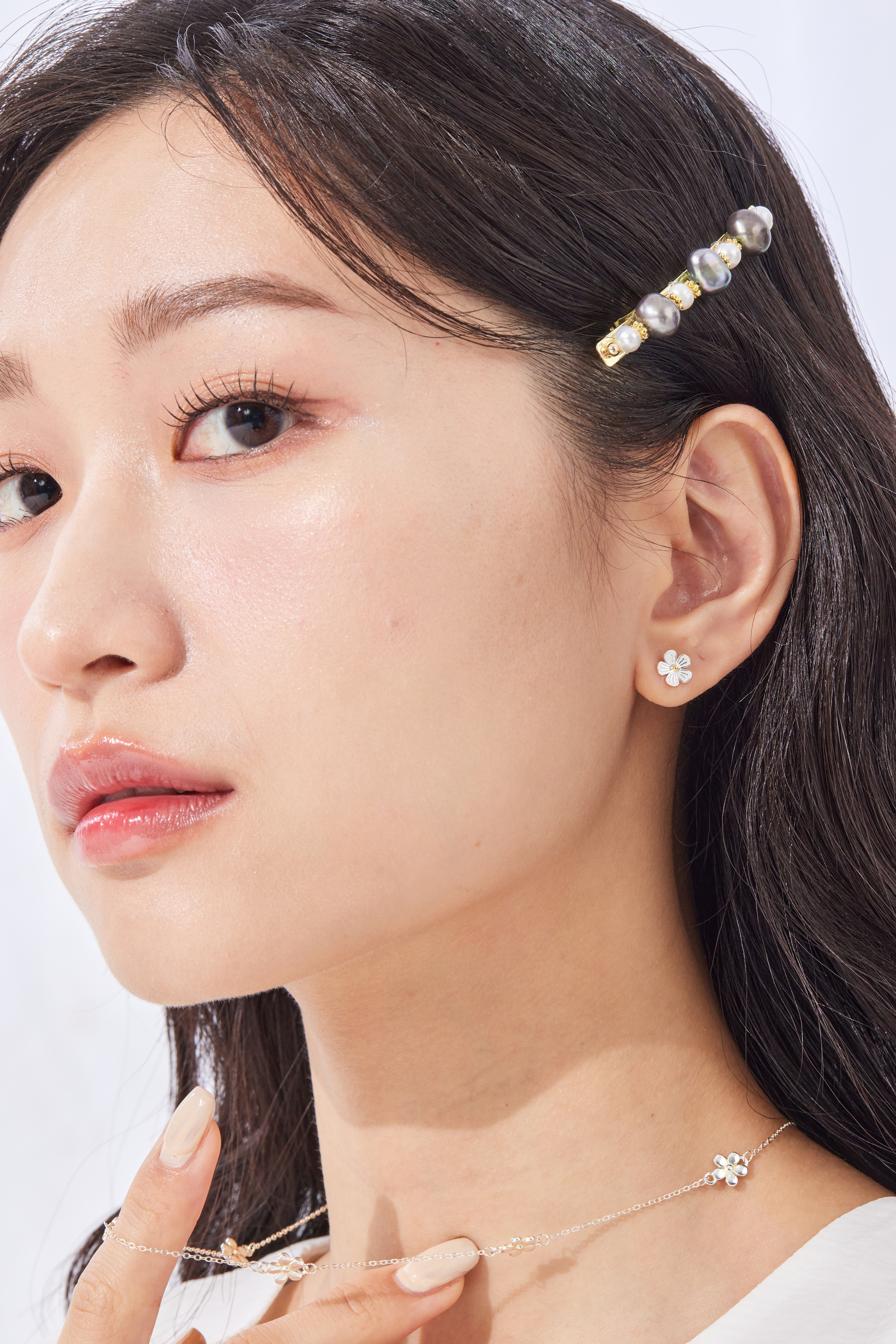 側臉視角拍攝，展現耳環配戴比例與柔和輪廓