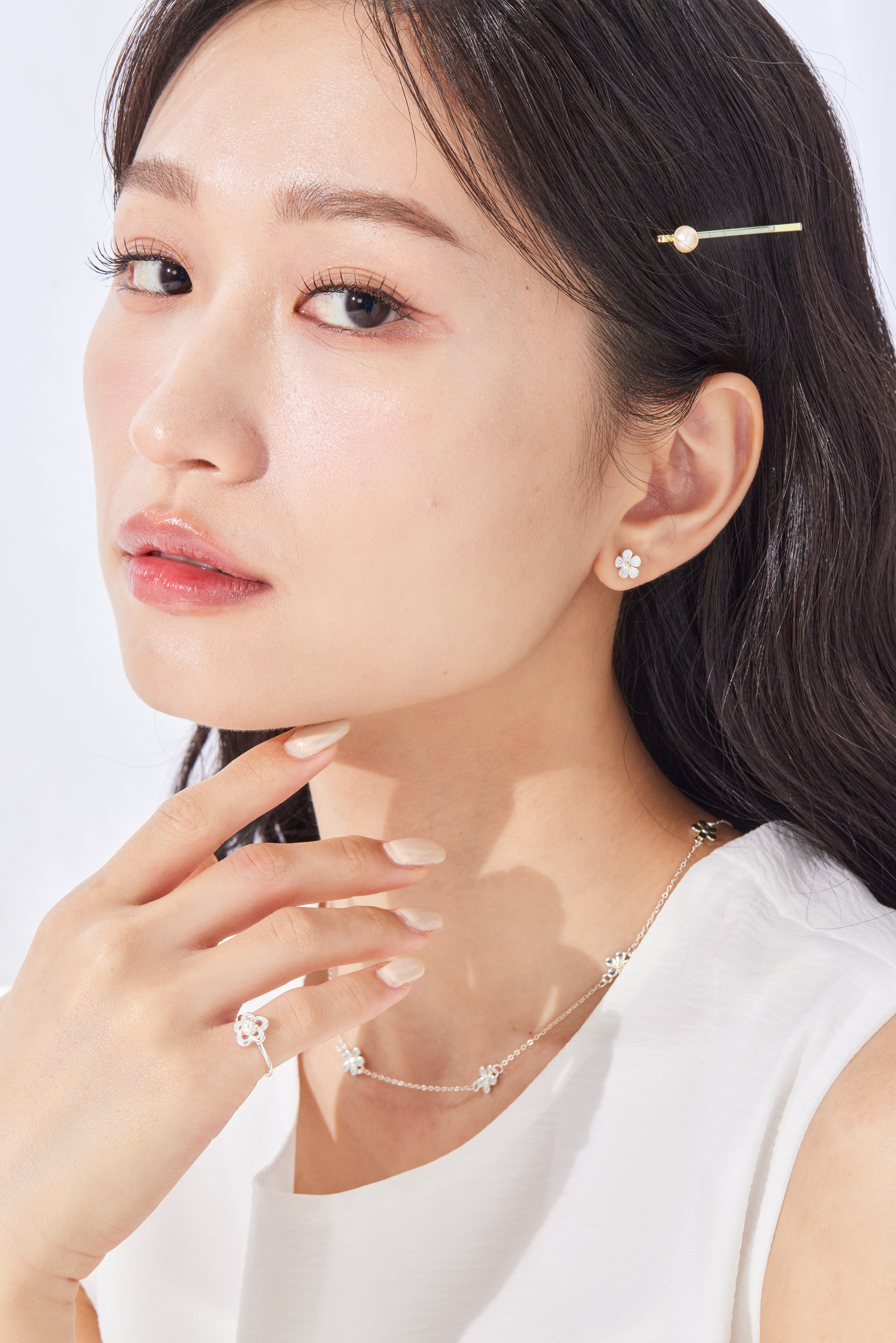 模特配戴純銀小花耳環，呈現甜美自然的整體造型
