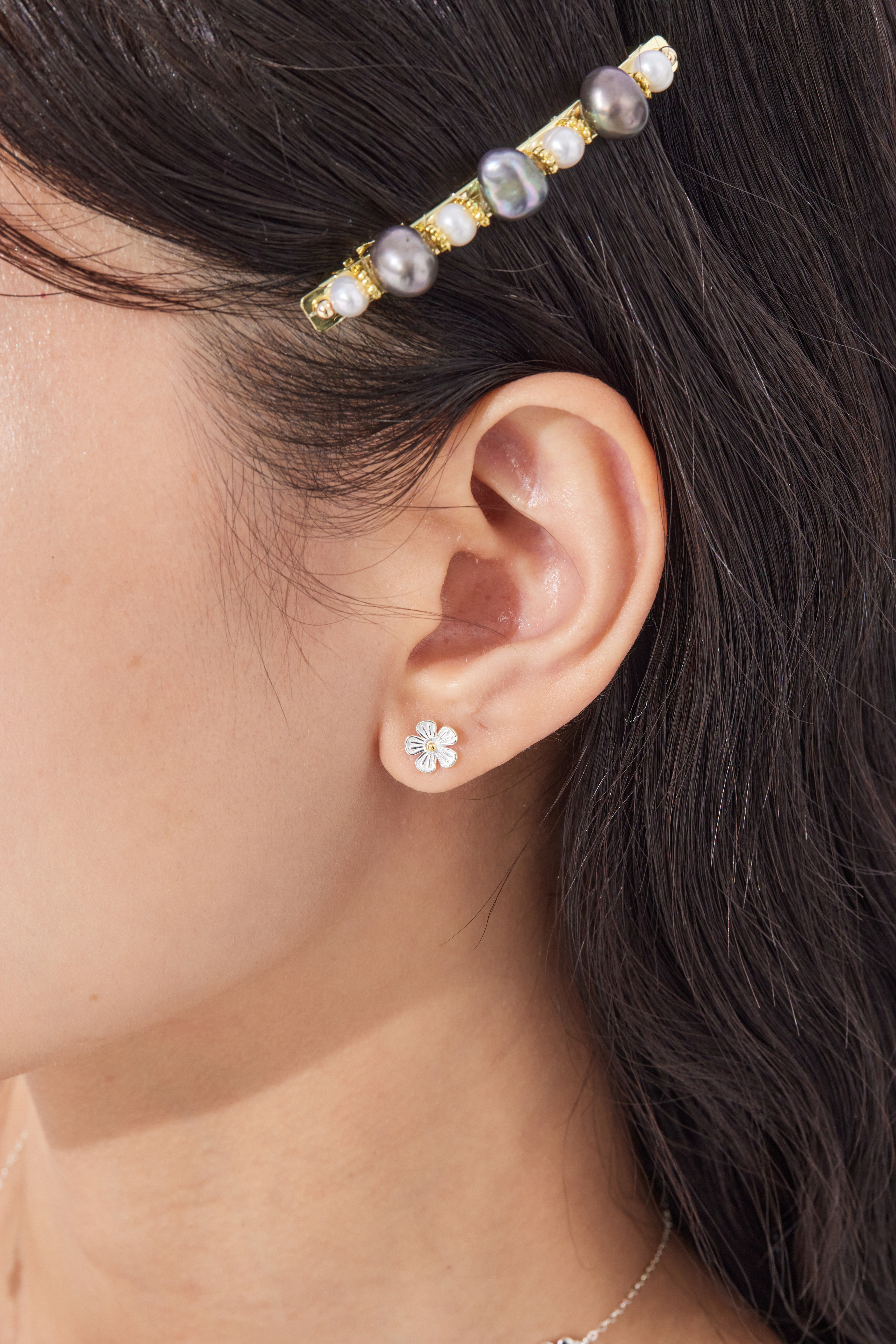 模特耳際特寫，突顯耳環細節與精緻感