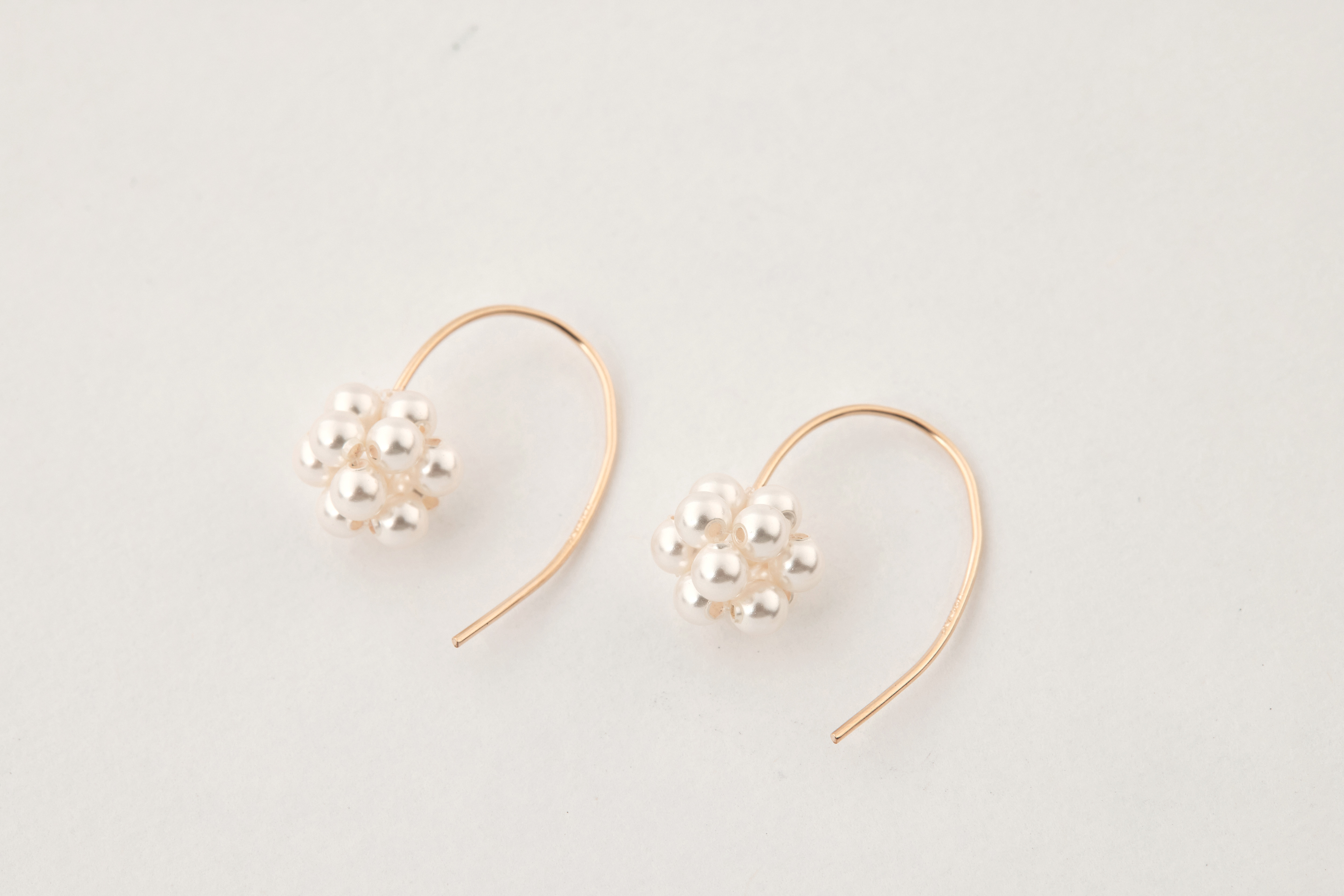 人工珍珠花花耳環近拍，強調14kgf材質與溫潤光澤