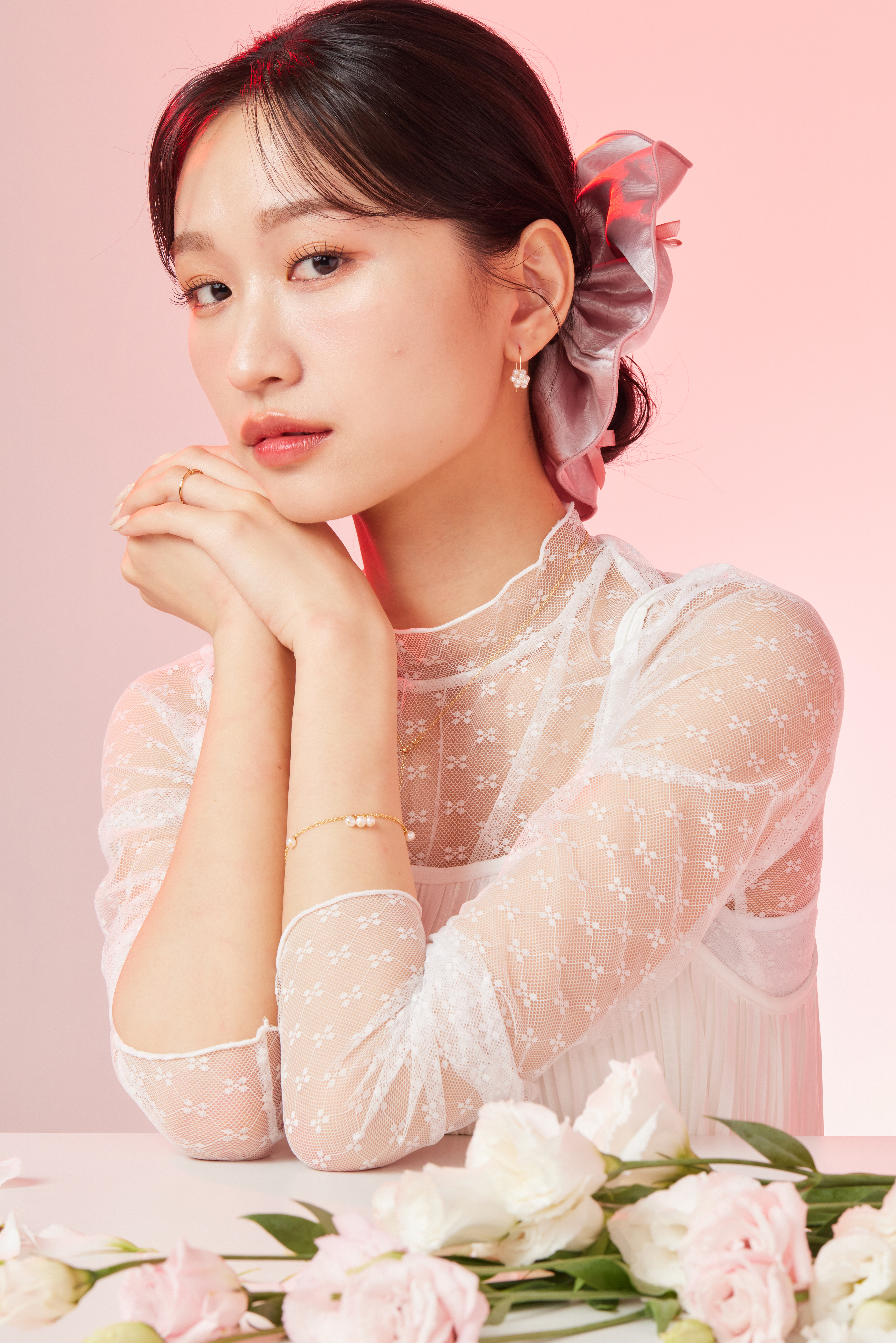 模特遠景穿搭照，整體造型甜美中帶點優雅氛圍