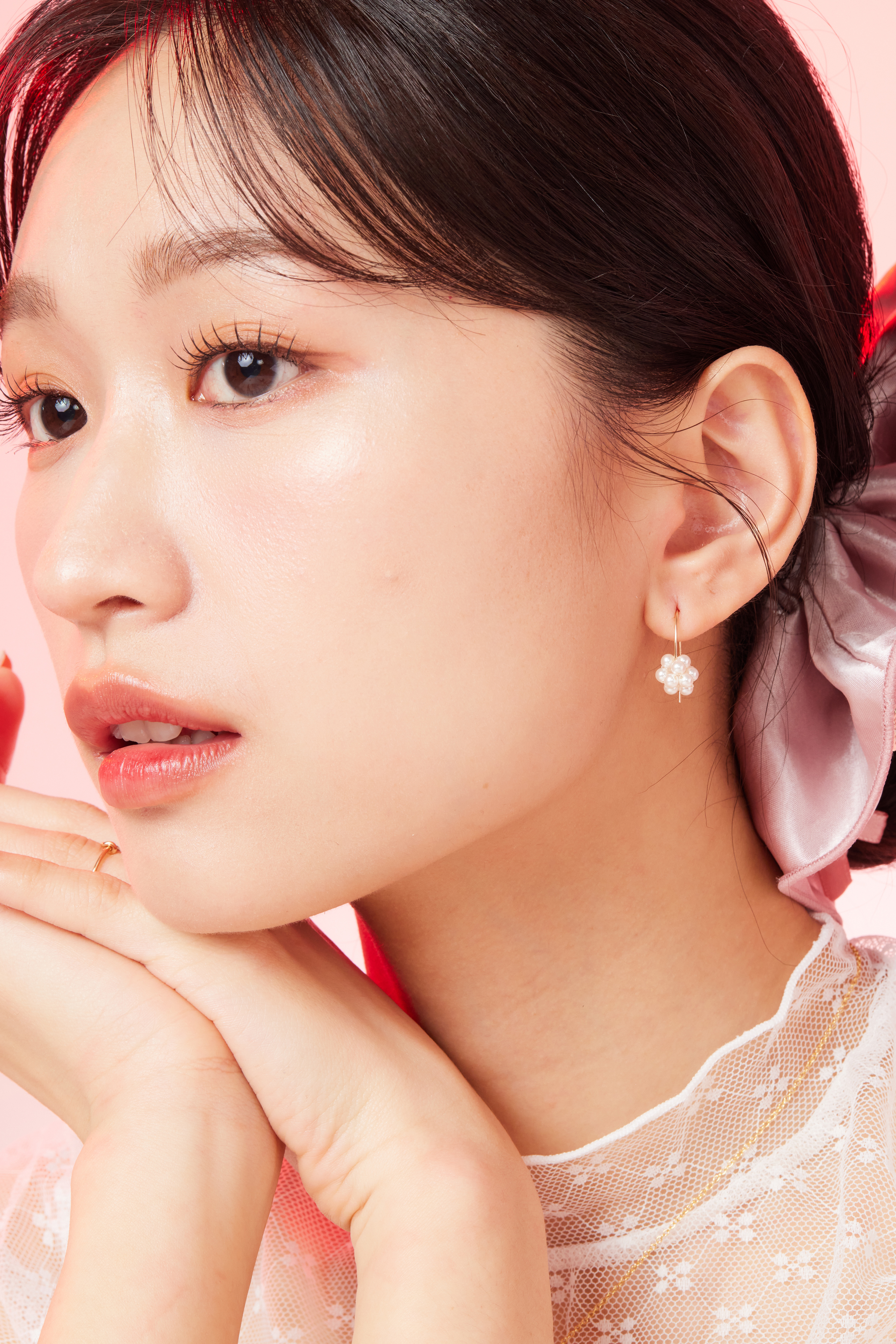 模特側面特寫，耳環自然垂墜，呼應五官線條