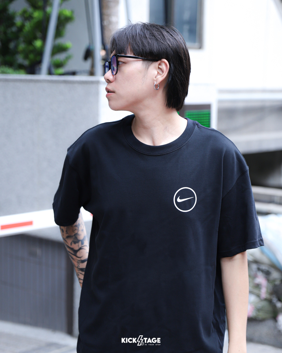 男款 NIKE AS M NK TEE M90 NAOS 1 黑 白 印花 純棉 寬鬆 運動 休閒 短T【HJ3407】