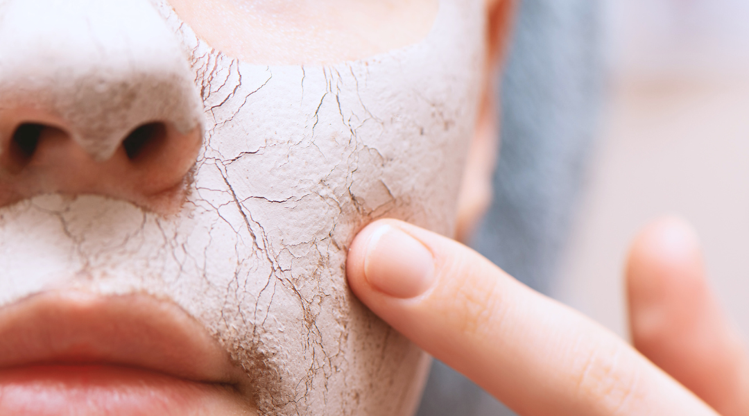 保濕是日常護膚中不可或缺的一環，然而，許多人即使每天擦保濕產品，仍然發現肌膚乾燥、發癢，甚至脫皮、上妝不服貼。這可能與不正確的保濕方式、環境因素或生活習慣有關。